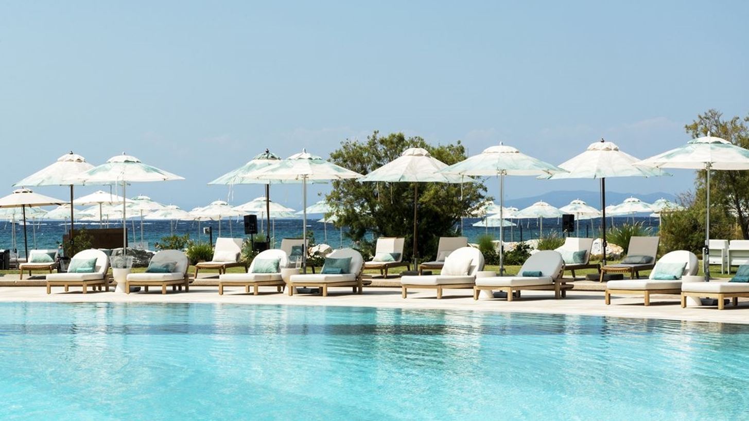 &#x3A3;&#x3C4;&#x3B7;&#x3BD; &#x3C0;&#x3B9;&#x3BF; chic &#x3C0;&#x3B1;&#x3C1;&#x3B1;&#x3BB;&#x3AF;&#x3B1; &#x3C4;&#x3B7;&#x3C2; &#x391;&#x3B8;&#x3B7;&#x3BD;&#x3B1;&#x3CA;&#x3BA;&#x3AE;&#x3C2; &#x3A1;&#x3B9;&#x3B2;&#x3B9;&#x3AD;&#x3C1;&#x3B1;&#x3C2;, &#x3B7; &#x3C0;&#x3BF;&#x3BB;&#x3C5;&#x3C4;&#x3AD;&#x3BB;&#x3B5;&#x3B9;&#x3B1; &#x3C3;&#x3C5;&#x3BD;&#x3B1;&#x3BD;&#x3C4;&#x3AC; &#x3C4;&#x3B7;&#x3BD; &#x3BF;&#x3BC;&#x3BF;&#x3C1;&#x3C6;&#x3B9;&#x3AC;