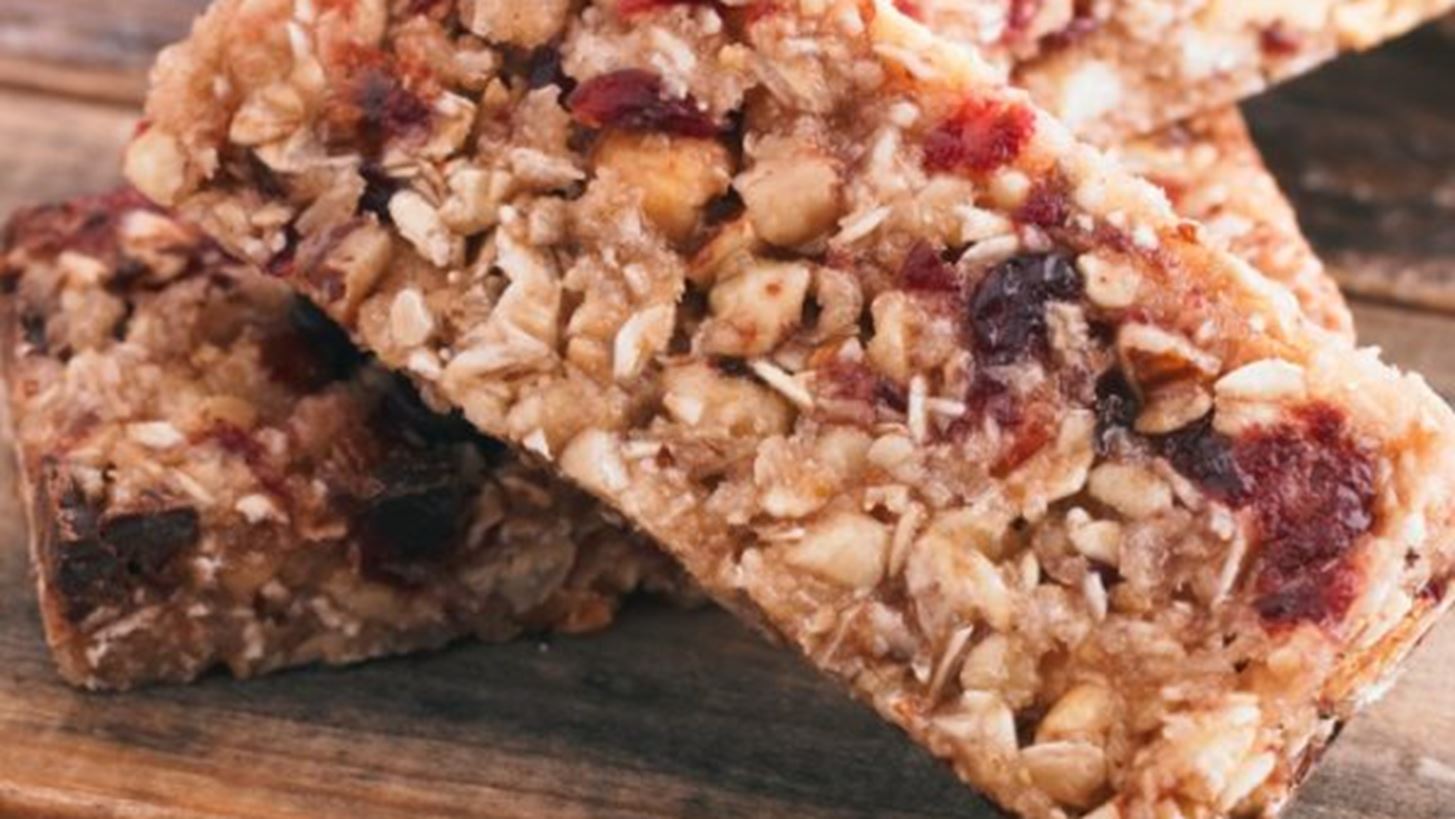 Μπάρες δημητριακών με βρώμη, κανέλα και αποξηραμένα φρούτα