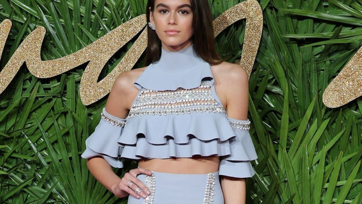Kaia Gerber: &#x3A6;&#x3CC;&#x3C1;&#x3B5;&#x3C3;&#x3B5; &#x3C4;&#x3BF; &#x3C0;&#x3B9;&#x3BF; &#x3B1;&#x3BC;&#x3C6;&#x3B9;&#x3BB;&#x3B5;&#x3B3;&#x3CC;&#x3BC;&#x3B5;&#x3BD;&#x3BF; trend &#x3C4;&#x3B7;&#x3C2; &#x3C6;&#x3B5;&#x3C4;&#x3B9;&#x3BD;&#x3AE;&#x3C2; &#x3AC;&#x3BD;&#x3BF;&#x3B9;&#x3BE;&#x3B7;&#x3C2;