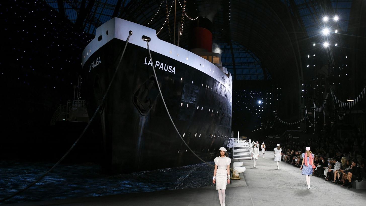 Chanel Resort &#x27;19: &#x39C;&#x3B9;&#x3B1; &#x3BA;&#x3C1;&#x3BF;&#x3C5;&#x3B1;&#x3B6;&#x3B9;&#x3AD;&#x3C1;&#x3B1; &#x3C3;&#x3C4;&#x3BF;&#x3BD; &#x3C9;&#x3BA;&#x3B5;&#x3B1;&#x3BD;&#x3CC; &#x3C4;&#x3BF;&#x3C5; navy chic