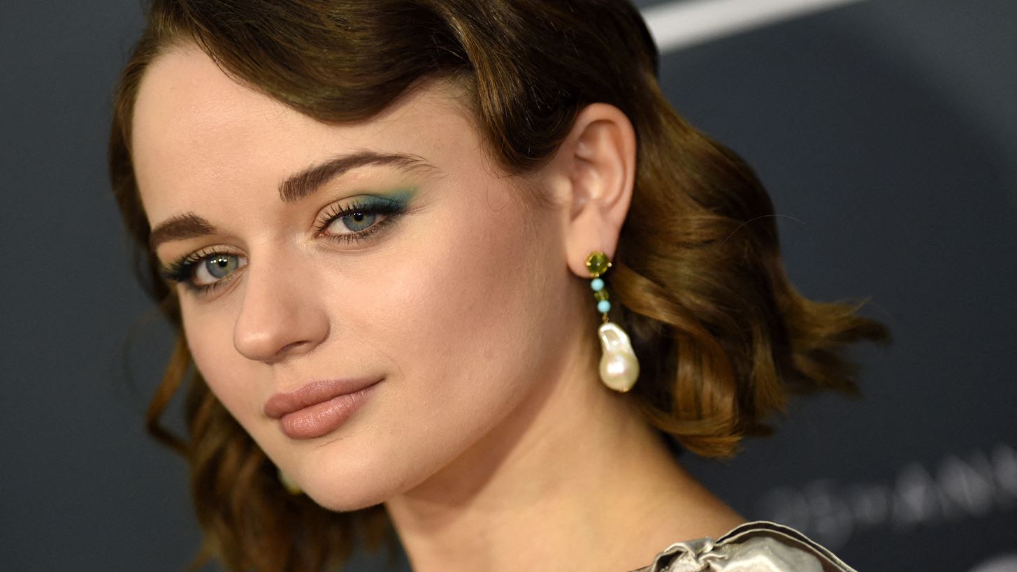 &#x397; Joey King &#x3BC;&#x27; &#x3AD;&#x3BD;&#x3B1; &#x3B4;&#x3B9;&#x3B1;&#x3C7;&#x3C1;&#x3BF;&#x3BD;&#x3B9;&#x3BA;&#x3CC; &#x3BA;&#x3BF;&#x3C3;&#x3C4;&#x3BF;&#x3CD;&#x3BC;&#x3B9; &#x3C4;&#x3B7;&#x3C2; &#x3B3;&#x3C5;&#x3BD;&#x3B1;&#x3B9;&#x3BA;&#x3B5;&#x3AF;&#x3B1;&#x3C2; &#x3B3;&#x3BA;&#x3B1;&#x3C1;&#x3BD;&#x3C4;&#x3B1;&#x3C1;&#x3CC;&#x3BC;&#x3C0;&#x3B1;&#x3C2; &#x3B1;&#x3C0;&#x3CC; &#x3C4;&#x3B7; &#x3C3;&#x3C5;&#x3BB;&#x3BB;&#x3BF;&#x3B3;&#x3AE; Max Mara