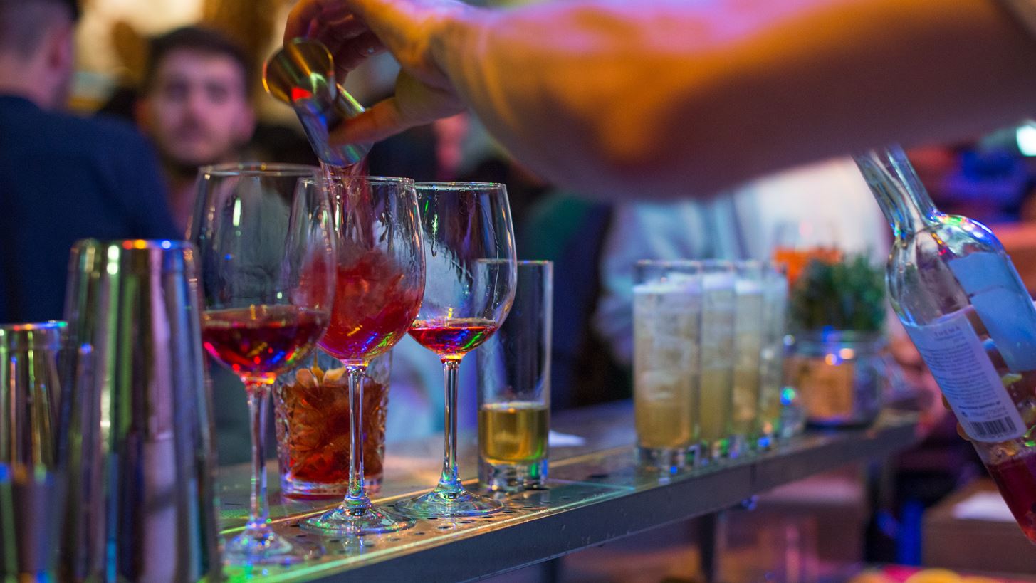 Bar Engage 2019: &#x397; &#x3B3;&#x3B9;&#x3BF;&#x3C1;&#x3C4;&#x3AE; &#x3C4;&#x3BF;&#x3C5; cocktail &#x3BA;&#x3B1;&#x3B9; &#x3C4;&#x3BF;&#x3C5; &#x3BA;&#x3B1;&#x3BB;&#x3BF;&#x3CD; &#x3C0;&#x3BF;&#x3C4;&#x3BF;&#x3CD; &#x3B5;&#x3C0;&#x3B9;&#x3C3;&#x3C4;&#x3C1;&#x3AD;&#x3C6;&#x3B5;&#x3B9; &#x3B3;&#x3B9;&#x3B1; 4&#x3B7; &#x3C7;&#x3C1;&#x3BF;&#x3BD;&#x3B9;&#x3AC; &#x3C3;&#x3C4;&#x3B7; &#x39B;&#x3AC;&#x3C1;&#x3B9;&#x3C3;&#x3B1;