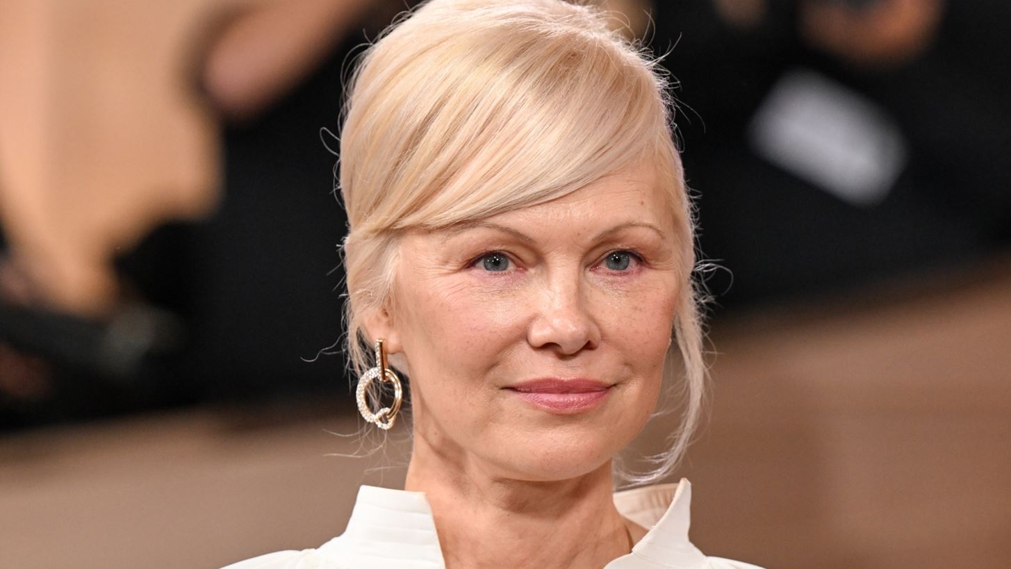 Pamela Anderson | Επέστρεψε στα πλατινέ μαλλιά της και έκλεψε την παράσταση στις Χρυσές Σφαίρες