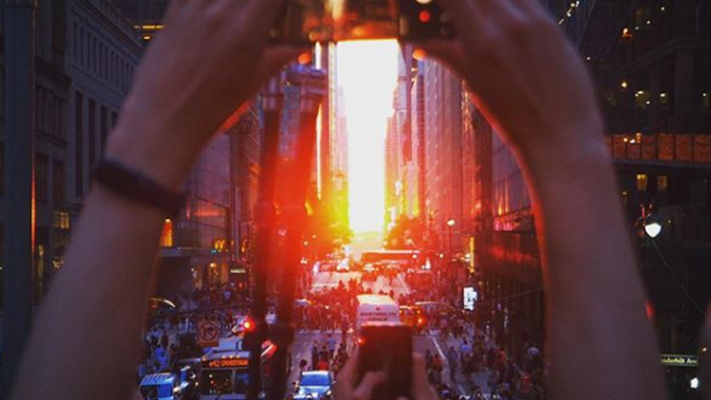 Manhattanhenge: &#x3A4;&#x3BF; &#x3B5;&#x3BD;&#x3C4;&#x3C5;&#x3C0;&#x3C9;&#x3C3;&#x3B9;&#x3B1;&#x3BA;&#x3CC; &#x3B7;&#x3BB;&#x3B9;&#x3BF;&#x3B2;&#x3B1;&#x3C3;&#x3AF;&#x3BB;&#x3B5;&#x3BC;&#x3B1; &#x3C3;&#x3C4;&#x3B7; &#x39D;&#x3AD;&#x3B1; &#x3A5;&#x3CC;&#x3C1;&#x3BA;&#x3B7;