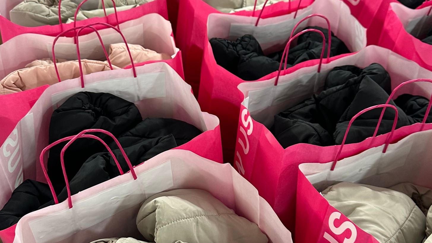 &#x39F; &#x38C;&#x3BC;&#x3B9;&#x3BB;&#x3BF;&#x3C2; Intrafashion &#x3C0;&#x3C1;&#x3BF;&#x3C3;&#x3C6;&#x3AD;&#x3C1;&#x3B5;&#x3B9; &#x3C1;&#x3BF;&#x3CD;&#x3C7;&#x3B1; &#x3C3;&#x3C4;&#x3BF; &quot;&#x3A7;&#x3B1;&#x3BC;&#x3CC;&#x3B3;&#x3B5;&#x3BB;&#x3BF; &#x3C4;&#x3BF;&#x3C5; &#x3A0;&#x3B1;&#x3B9;&#x3B4;&#x3B9;&#x3BF;&#x3CD;&quot;