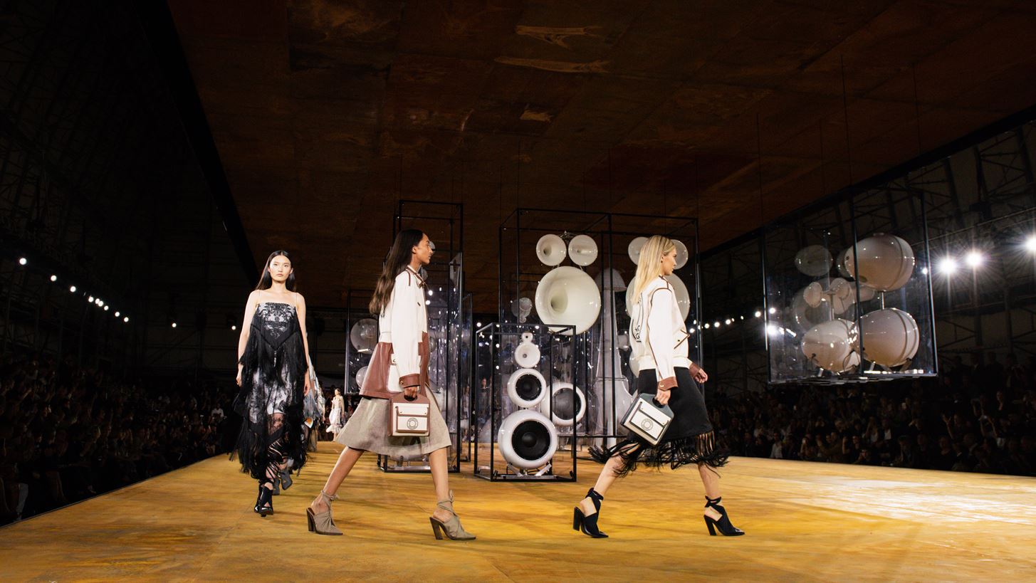 &#x386;&#x3BD;&#x3BF;&#x3B9;&#x3BE;&#x3B7; &#x39A;&#x3B1;&#x3BB;&#x3BF;&#x3BA;&#x3B1;&#x3AF;&#x3C1;&#x3B9; 2020 | &#x397; &#x3C3;&#x3C5;&#x3BB;&#x3BB;&#x3BF;&#x3B3;&#x3AE; &#x3C4;&#x3BF;&#x3C5; Burberry &#x3AE;&#x3C4;&#x3B1;&#x3BD; &#x3B7; &#x3C0;&#x3B9;&#x3BF; &#x3C3;&#x3CD;&#x3B3;&#x3C7;&#x3C1;&#x3BF;&#x3BD;&#x3B7; &#x3B5;&#x3BA;&#x3B4;&#x3BF;&#x3C7;&#x3AE; &#x3C4;&#x3BF;&#x3C5; &#x3B2;&#x3C1;&#x3B5;&#x3C4;&#x3B1;&#x3BD;&#x3B9;&#x3BA;&#x3BF;&#x3CD; &#x3C3;&#x3C4;&#x3B9;&#x3BB;