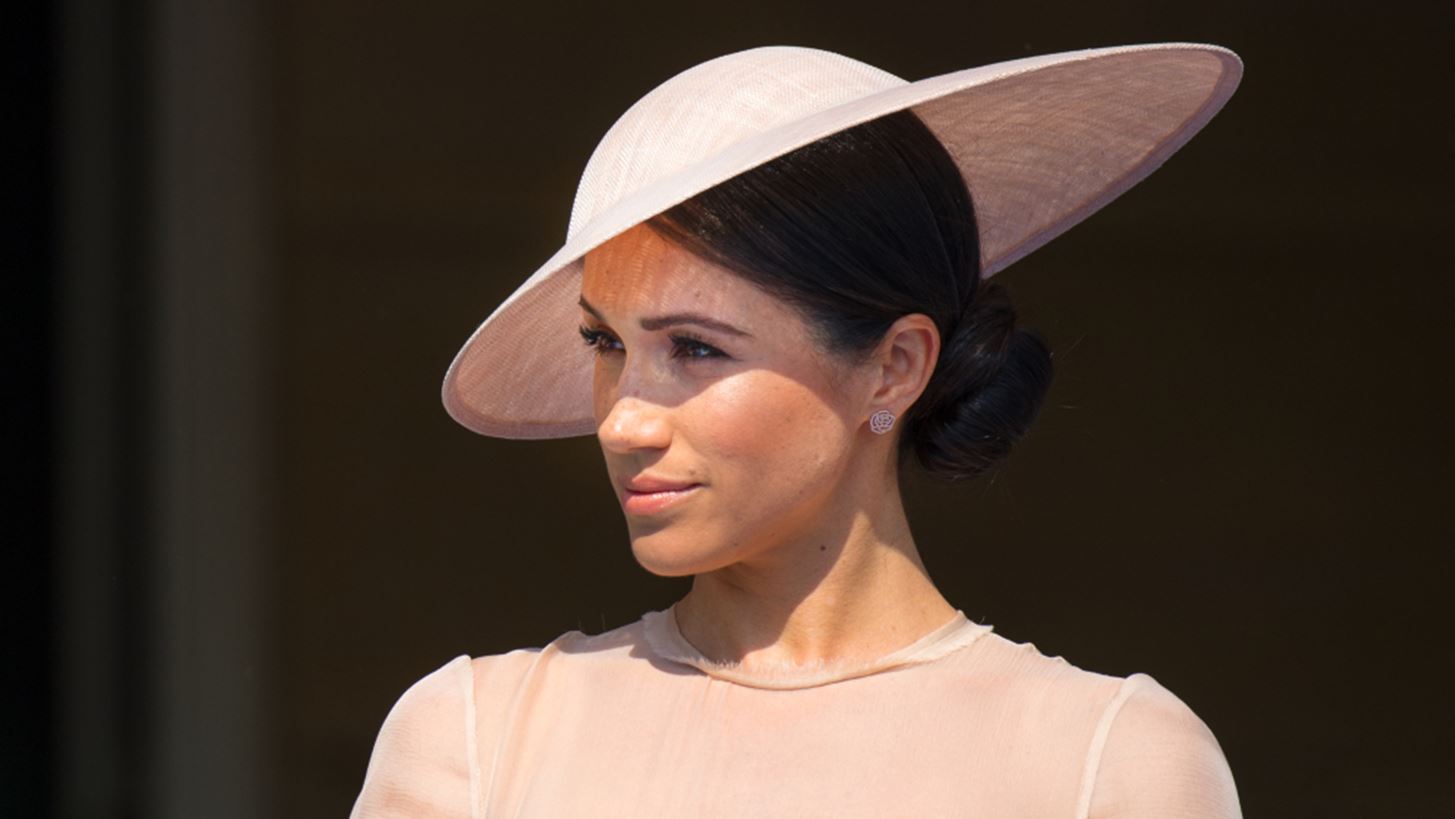 &#x393;&#x3B9;&#x3B1;&#x3C4;&#x3AF; &#x3B7; Meghan Markle &#x3C6;&#x3BF;&#x3C1;&#x3AC;&#x3B5;&#x3B9; &#x3C0;&#x3BB;&#x3AD;&#x3BF;&#x3BD; (&#x3BA;&#x3B1;&#x3B9; &#x3C3;&#x3C7;&#x3B5;&#x3B4;&#x3CC;&#x3BD; &#x3C0;&#x3AC;&#x3BD;&#x3C4;&#x3B1;) &#x3BF;&#x3C5;&#x3B4;&#x3AD;&#x3C4;&#x3B5;&#x3C1;&#x3B1; &#x3C7;&#x3C1;&#x3CE;&#x3BC;&#x3B1;&#x3C4;&#x3B1;;