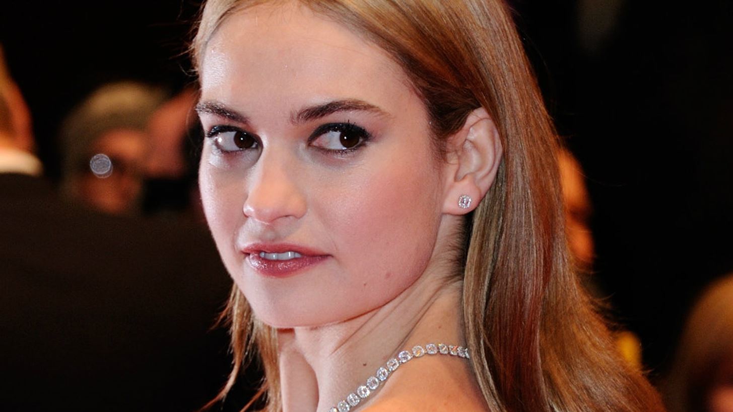 &#x3A4;&#x3BF; &#x3BA;&#x3BF;&#x3BC;&#x3C8;&#x3CC; updo &#x3C4;&#x3B7;&#x3C2; Lily James &#x3B8;&#x3B1; &#x3C3;&#x3B5; &#x3C0;&#x3B5;&#x3AF;&#x3C3;&#x3B5;&#x3B9; &#x3BD;&#x3B1; &#x3BC;&#x3B7;&#x3BD; &#x3B1;&#x3C3;&#x3C7;&#x3BF;&#x3BB;&#x3B7;&#x3B8;&#x3B5;&#x3AF;&#x3C2; &#x3BA;&#x3B1;&#x3B9; &#x3C0;&#x3BF;&#x3BB;&#x3CD; &#x3BC;&#x3B5; &#x3C4;&#x3B1; &#x3BC;&#x3B1;&#x3BB;&#x3BB;&#x3B9;&#x3AC; &#x3C3;&#x3BF;&#x3C5; &#x3B1;&#x3C5;&#x3C4;&#x3AD;&#x3C2; &#x3C4;&#x3B9;&#x3C2; &#x3B3;&#x3B9;&#x3BF;&#x3C1;&#x3C4;&#x3AD;&#x3C2;!