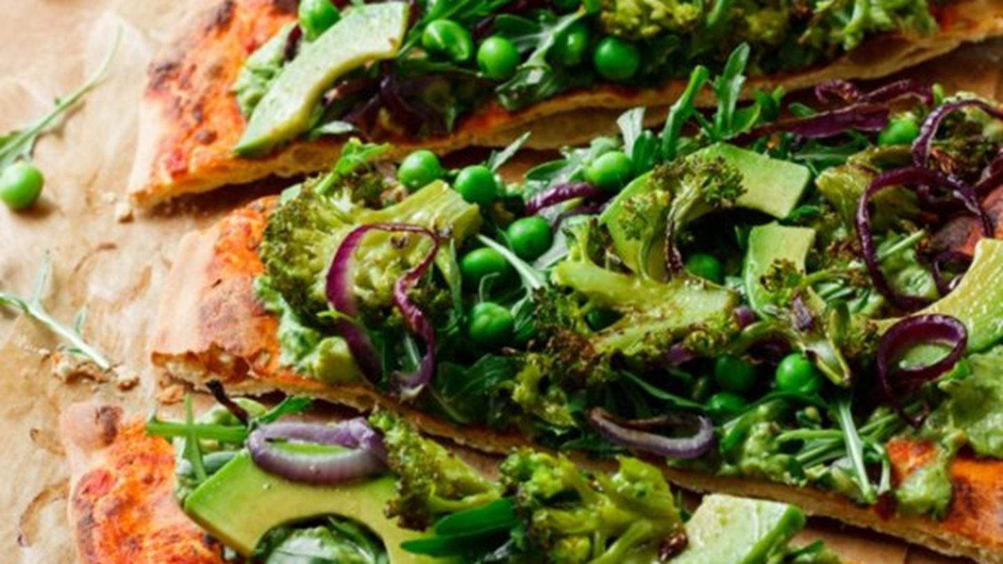 Pizza &#x3BC;&#x3B5; &#x3B1;&#x3B2;&#x3BF;&#x3BA;&#x3AC;&#x3BD;&#x3C4;&#x3BF; &#x3BA;&#x3B1;&#x3B9; pesto &#x3C1;&#x3CC;&#x3BA;&#x3B1;&#x3C2; &#x3B1;&#x3C0;&#x3CC; &#x3C4;&#x3B7; &#x392;&#x3AF;&#x3BA;&#x3C5; &#x3A0;&#x3B1;&#x3C3;&#x3C7;&#x3AC;&#x3BB;&#x3B7; (&#x3BC;&#x3CC;&#x3BD;&#x3BF; &#x3BC;&#x3B5; 250 &#x3B8;&#x3B5;&#x3C1;&#x3BC;&#x3AF;&#x3B4;&#x3B5;&#x3C2;)