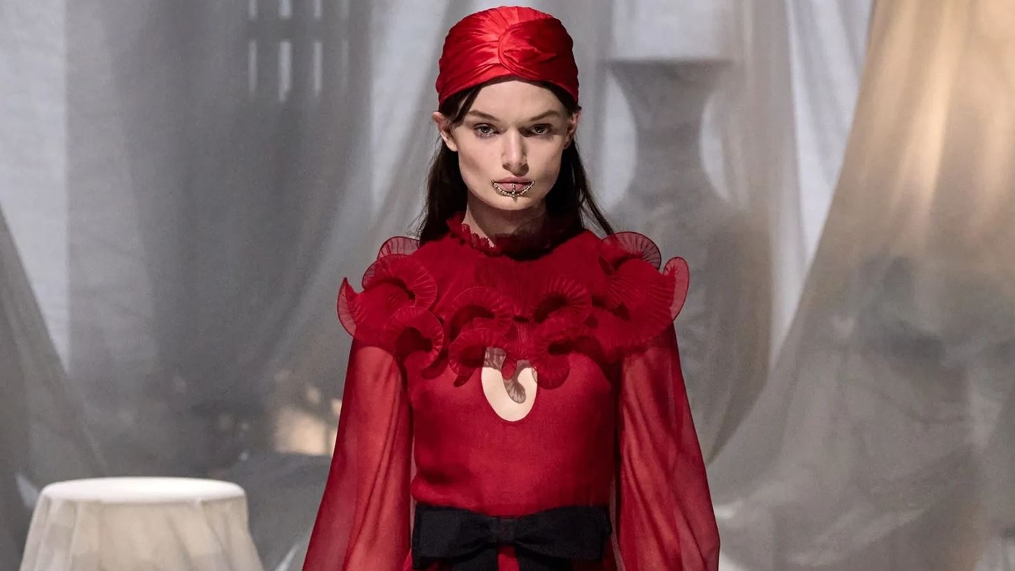 PFW | &#x3A4;&#x3BF; &#x3BD;&#x3C4;&#x3B5;&#x3BC;&#x3C0;&#x3BF;&#x3CD;&#x3C4;&#x3BF; &#x3C4;&#x3BF;&#x3C5; Alessandro Michele &#x3C3;&#x3C4;&#x3BF;&#x3BD; &#x3BF;&#x3AF;&#x3BA;&#x3BF; Valentino &#x3AE;&#x3C4;&#x3B1;&#x3BD; &#x3BA;&#x3B1;&#x3BB;&#x3CD;&#x3C4;&#x3B5;&#x3C1;&#x3BF; &#x3B1;&#x3C0;&#x3CC; &#x3CC;,&#x3C4;&#x3B9; &#x3C0;&#x3B5;&#x3C1;&#x3B9;&#x3BC;&#x3AD;&#x3BD;&#x3B1;&#x3BC;&#x3B5;