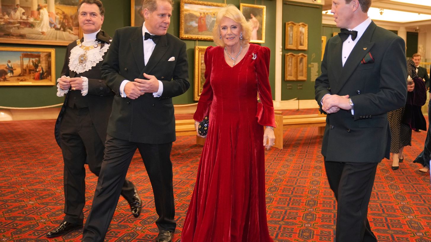 Βασίλισσα Καμίλα | Στο Δείπνο Απονομής Βραβείων Rifles με το απόλυτο χρώμα των γιορτών