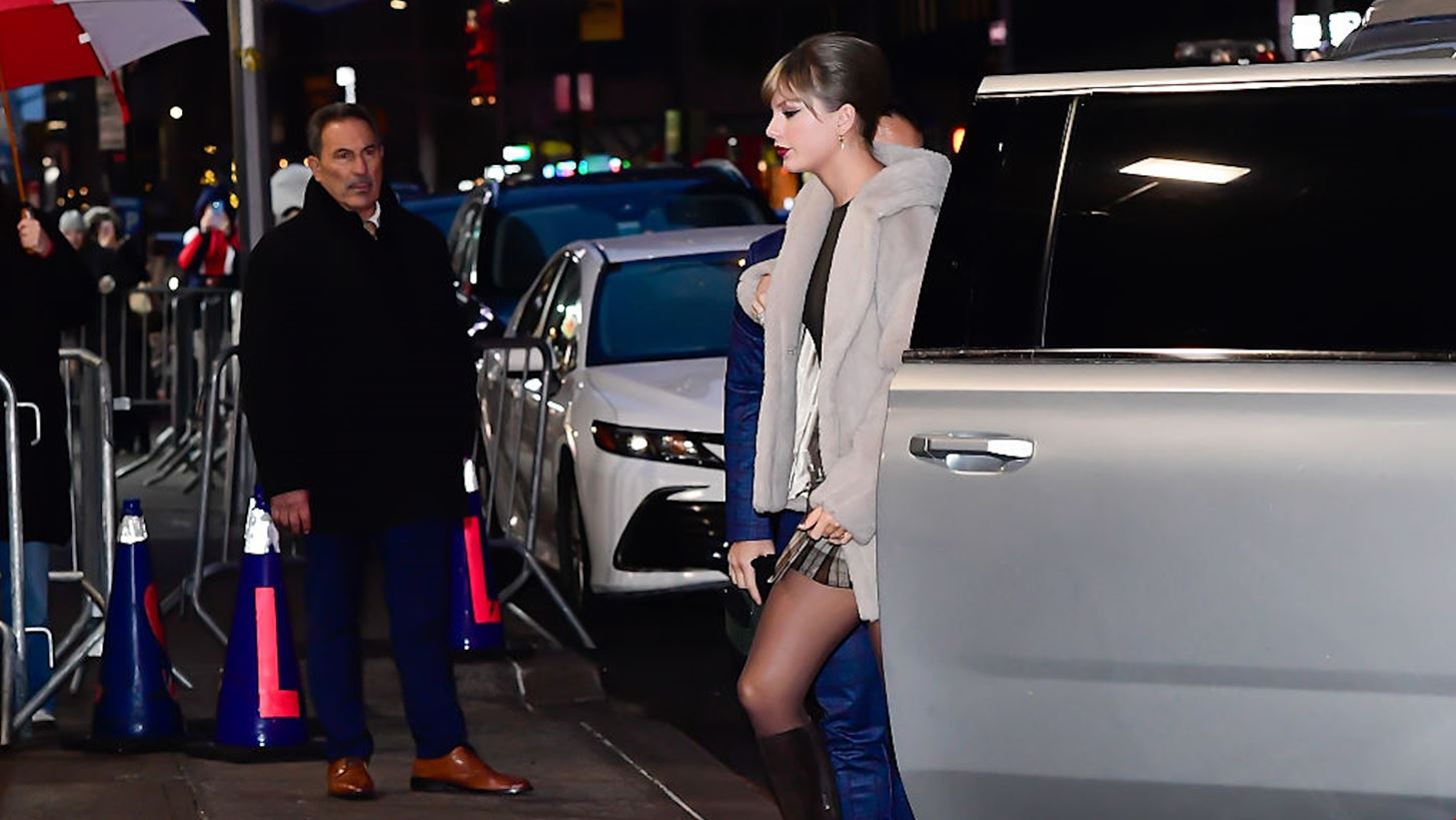 Taylor Swift | &#x397; &#x3C4;&#x3BF;&#x3BB;&#x3BC;&#x3B7;&#x3C1;&#x3AE; &#x3B5;&#x3BC;&#x3C6;&#x3AC;&#x3BD;&#x3B9;&#x3C3;&#x3B7; &#x3C3;&#x3C4;&#x3BF; The Late Show &#x3BC;&#x3B5; &#x3C4;&#x3BF;&#x3BD; Stephen Colbert &#x3BC;&#x3B5; mini &#x3B2;&#x3B5;&#x3BB;&#x3BF;&#x3CD;&#x3B4;&#x3B9;&#x3BD;&#x3BF; &#x3C6;&#x3CC;&#x3C1;&#x3B5;&#x3BC;&#x3B1;