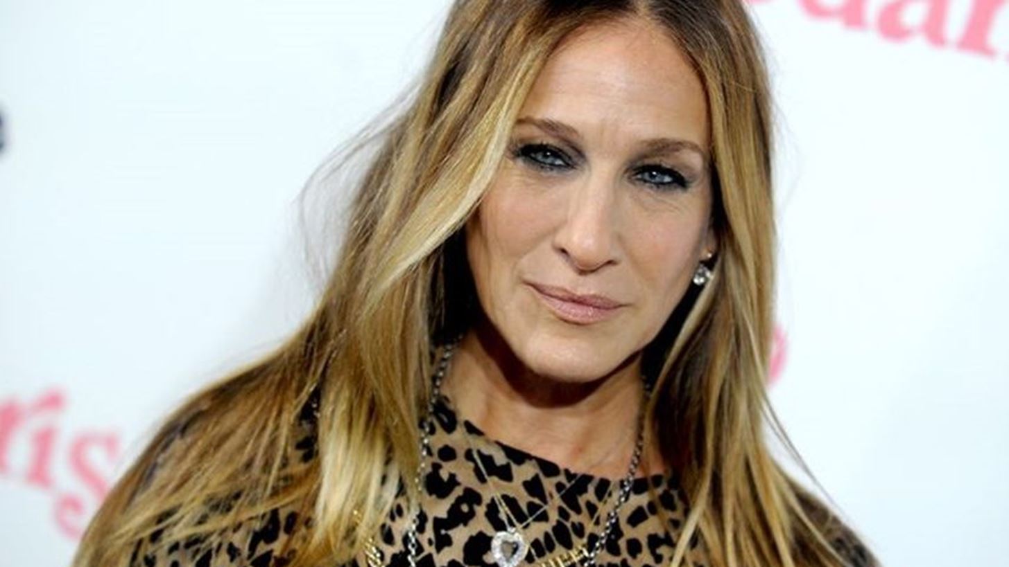 Sarah Jessica Parker: &#x3A4;&#x3BF; &#x3BD;&#x3AD;&#x3BF; look &#x3C3;&#x3C4;&#x3B1; &#x3BC;&#x3B1;&#x3BB;&#x3BB;&#x3B9;&#x3AC; &#x3C4;&#x3B7;&#x3C2; &#x3BC;&#x3B1;&#x3C2; &#x3B5;&#x3BD;&#x3B8;&#x3BF;&#x3C5;&#x3C3;&#x3AF;&#x3B1;&#x3C3;&#x3B5;