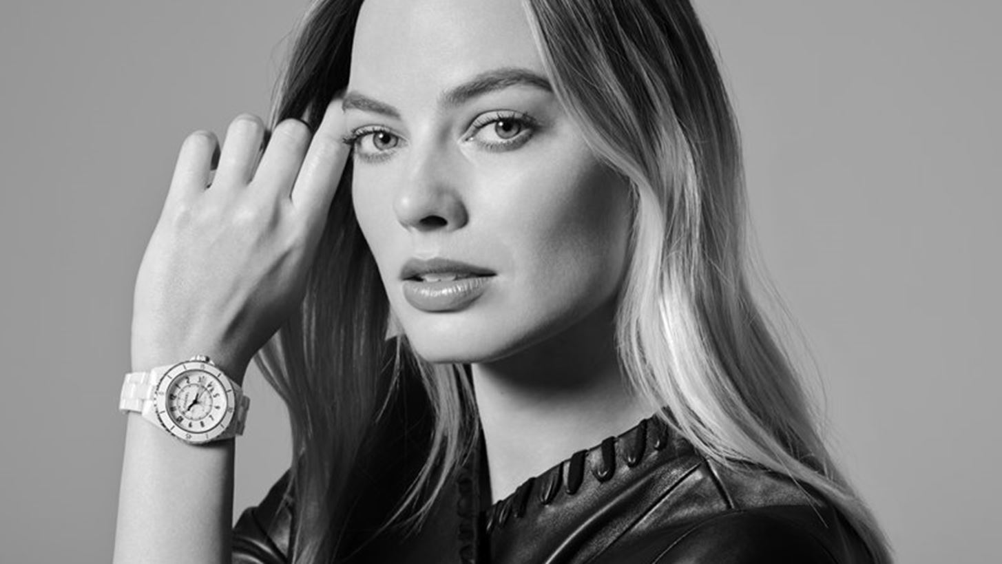 H Margot Robbie &#x3B5;&#x3AF;&#x3BD;&#x3B1;&#x3B9; &#x3C4;&#x3BF; &#x3BD;&#x3AD;&#x3BF; &#x3C0;&#x3C1;&#x3CC;&#x3C3;&#x3C9;&#x3C0;&#x3BF; &#x3C4;&#x3BF;&#x3C5; J12 &#x3C4;&#x3B7;&#x3C2; Chanel