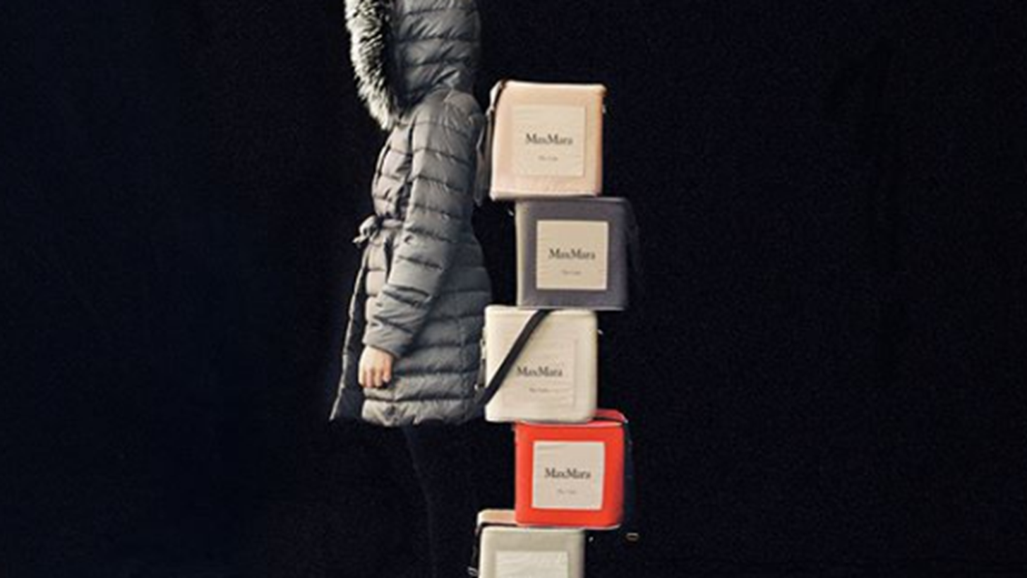 H Max Mara &#x3B3;&#x3B9;&#x3BF;&#x3C1;&#x3C4;&#x3AC;&#x3B6;&#x3B5;&#x3B9; &#x3C4;&#x3B7; 10&#x3B7; &#x3B5;&#x3C0;&#x3AD;&#x3C4;&#x3B5;&#x3B9;&#x3BF; &#x3C4;&#x3B7;&#x3C2; iconic &#x3C3;&#x3C5;&#x3BB;&#x3BB;&#x3BF;&#x3B3;&#x3AE;&#x3C2; The Cube