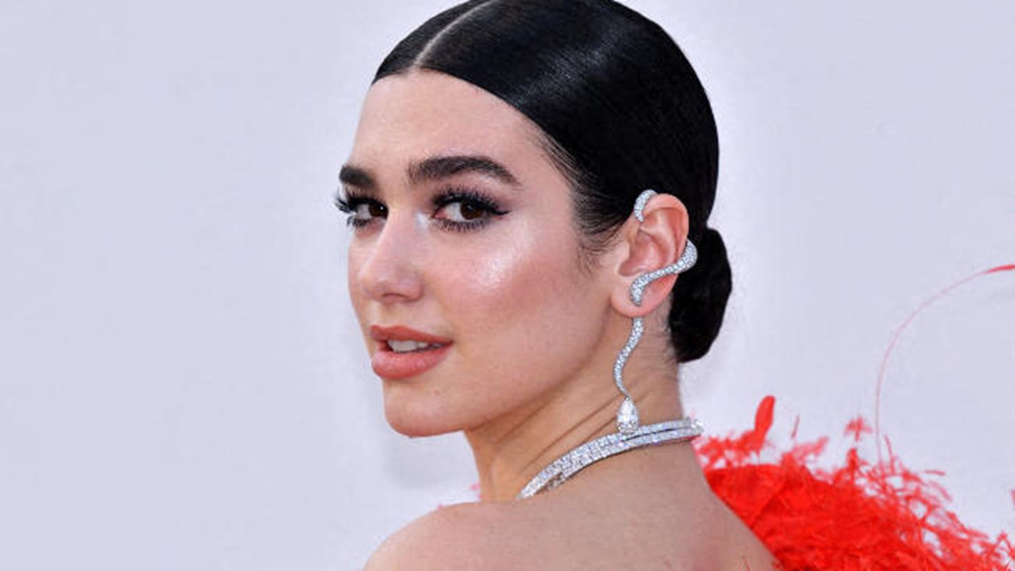 Dua Lipa | &#x397; &#x3B5;&#x3BC;&#x3C6;&#x3AC;&#x3BD;&#x3B9;&#x3C3;&#x3AE; &#x3C4;&#x3B7;&#x3C2; &#x3C3;&#x3C4;&#x3B7; &#x3C3;&#x3BA;&#x3B7;&#x3BD;&#x3AE; &#x3C4;&#x3C9;&#x3BD; Brit Awards &#x3AE;&#x3C4;&#x3B1;&#x3BD; &#x3BC;&#x3B9;&#x3B1; &#x3B1;&#x3BD;&#x3B1;&#x3C6;&#x3BF;&#x3C1;&#x3AC; &#x3C3;&#x3C4;&#x3B9;&#x3C2; Spice Girls