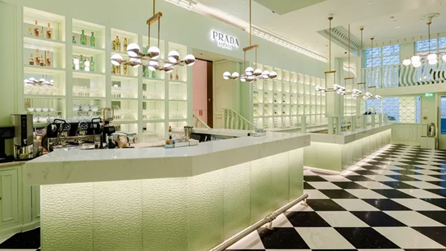 &#x39C;&#x3AD;&#x3C3;&#x3B1; &#x3C3;&#x3C4;&#x3BF; Prada Caff&#xE8; &#x3C4;&#x3BF;&#x3C5; Harrods (&#x3C6;&#x3C9;&#x3C4;&#x3BF;)