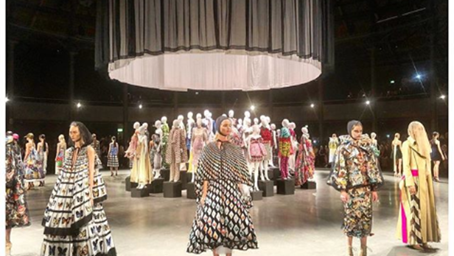 Mary Katrantzou | &#x3A4;&#x3BF; &#x3B5;&#x3C0;&#x3B5;&#x3C4;&#x3B5;&#x3B9;&#x3B1;&#x3BA;&#x3CC; show &#x3C3;&#x3C4;&#x3B7;&#x3BD; &#x395;&#x3B2;&#x3B4;&#x3BF;&#x3BC;&#x3AC;&#x3B4;&#x3B1; &#x39C;&#x3CC;&#x3B4;&#x3B1;&#x3C2; &#x3C4;&#x3BF;&#x3C5; &#x39B;&#x3BF;&#x3BD;&#x3B4;&#x3AF;&#x3BD;&#x3BF;&#x3C5;