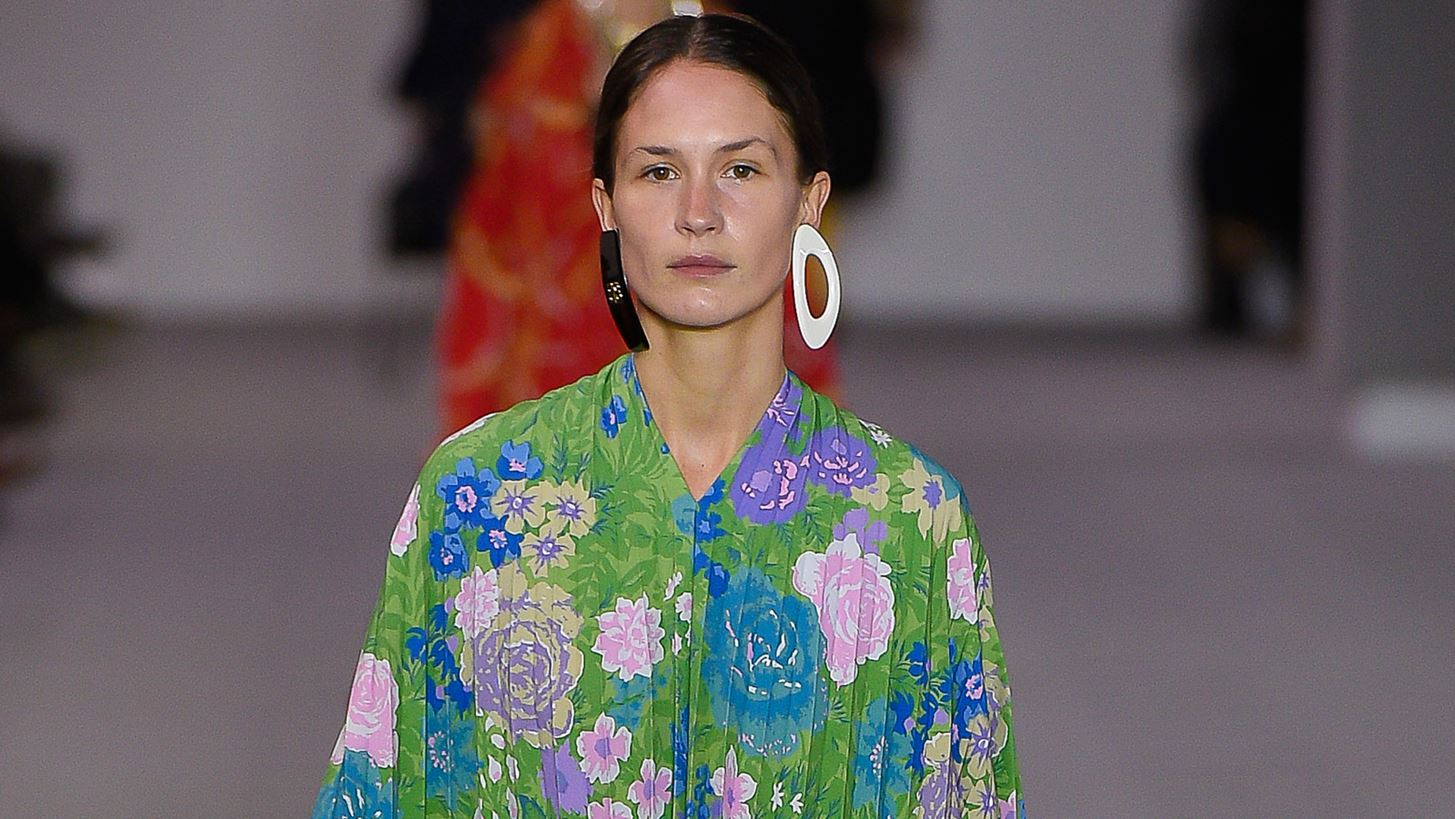 Emma Leth: &#x397; &#x3BC;&#x3BF;&#x3CD;&#x3C3;&#x3B1; &#x3C4;&#x3BF;&#x3C5; Balenciaga &#x3C0;&#x3B1;&#x3BD;&#x3C4;&#x3C1;&#x3B5;&#x3CD;&#x3C4;&#x3B7;&#x3BA;&#x3B5; &#x3BA;&#x3B1;&#x3B9; &#x3AC;&#x3BB;&#x3BB;&#x3B1;&#x3BE;&#x3B5; &#x3BC;&#x3B9;&#x3B1; &#x3B3;&#x3B9;&#x3B1; &#x3C0;&#x3AC;&#x3BD;&#x3C4;&#x3B1; &#x3C4;&#x3BF; bridal &#x3C3;&#x3C4;&#x3C5;&#x3BB;