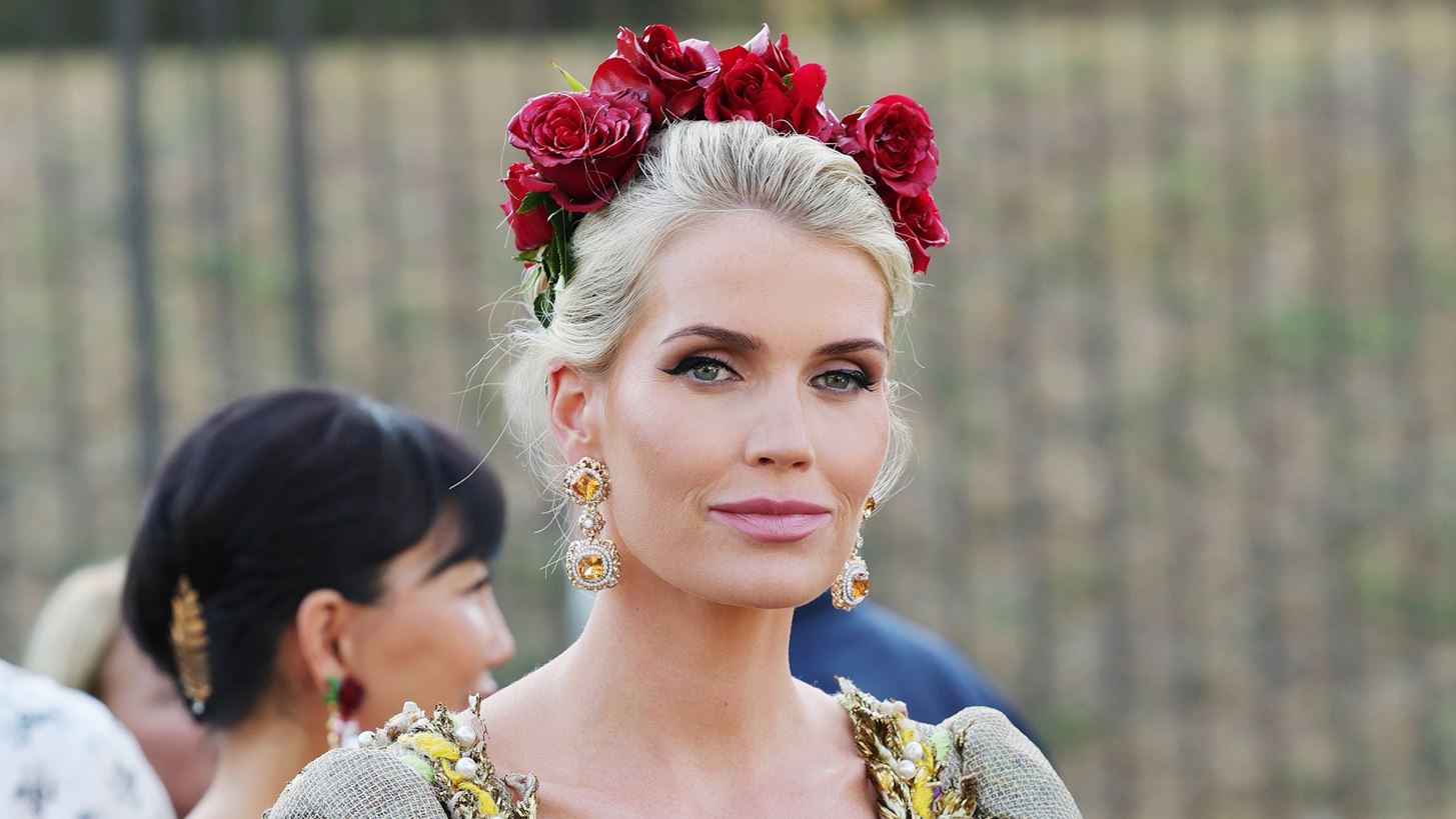 Lady Kitty Spencer | &#x39C;&#x3B5; &#x3C4;&#x3B9;&#x3AC;&#x3C1;&#x3B1; &#x3B1;&#x3C0;&#x3CC; &#x3BA;&#x3CC;&#x3BA;&#x3BA;&#x3B9;&#x3BD;&#x3B1; &#x3C4;&#x3C1;&#x3B9;&#x3B1;&#x3BD;&#x3C4;&#x3AC;&#x3C6;&#x3C5;&#x3BB;&#x3BB;&#x3B1; &#x3B7; &quot;&#x3BC;&#x3BF;&#x3CD;&#x3C3;&#x3B1;&quot; &#x3C4;&#x3C9;&#x3BD; Dolce &amp; Gabbana &#x3C3;&#x3C4;&#x3BF; show &#x3C4;&#x3BF;&#x3C5;&#x3C2; &#x3C3;&#x3C4;&#x3B7; &#x3A1;&#x3C9;&#x3BC;&#x3B1;&#x3CA;&#x3BA;&#x3AE; &#x391;&#x3B3;&#x3BF;&#x3C1;&#x3AC;