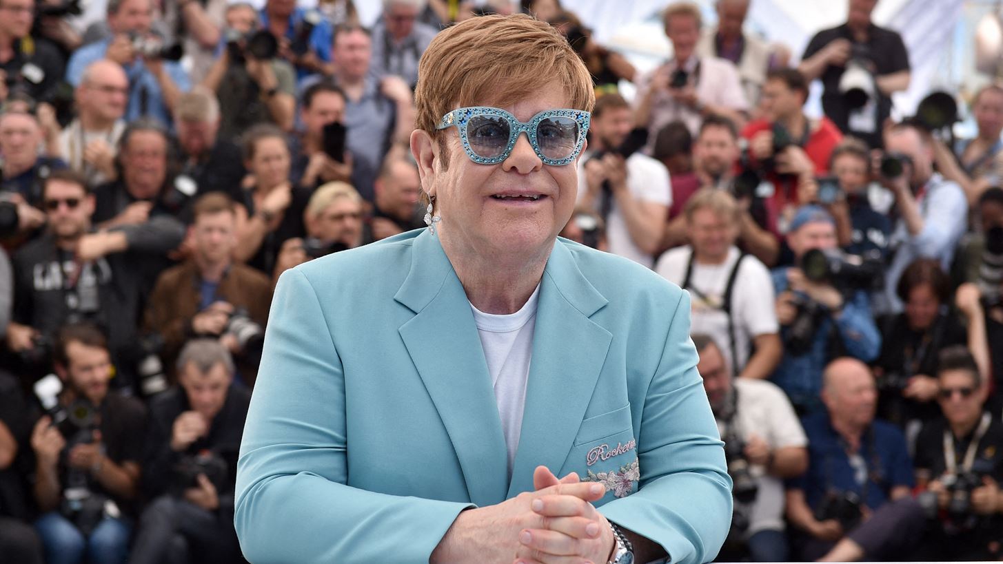 Living Room Concert for America | H &#x3C3;&#x3C5;&#x3BD;&#x3B1;&#x3C5;&#x3BB;&#x3AF;&#x3B1; &#x3C4;&#x3BF;&#x3C5; Elton John &#x3C3;&#x3C5;&#x3B3;&#x3BA;&#x3AD;&#x3BD;&#x3C4;&#x3C1;&#x3C9;&#x3C3;&#x3B5; 1.000.000 &#x3B4;&#x3BF;&#x3BB;. &#x3B3;&#x3B9;&#x3B1; &#x3C4;&#x3BF;&#x3BD; &#x3B1;&#x3B3;&#x3CE;&#x3BD;&#x3B1; &#x3BA;&#x3B1;&#x3C4;&#x3AC; &#x3C4;&#x3BF;&#x3C5; &#x3BA;&#x3BF;&#x3C1;&#x3BF;&#x3BD;&#x3BF;&#x3CA;&#x3BF;&#x3CD;