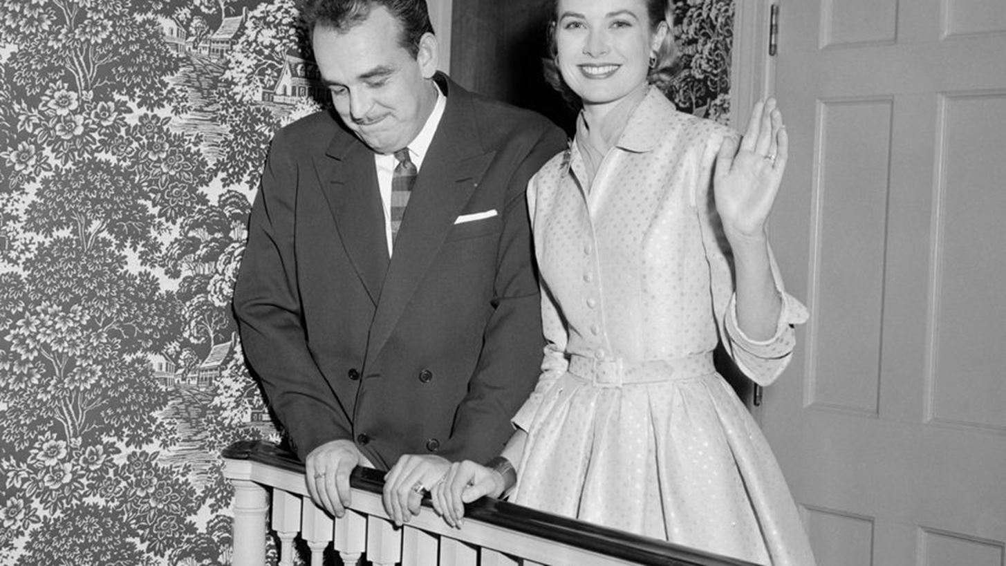 H Grace Kelly &#x3C6;&#x3CC;&#x3C1;&#x3B5;&#x3C3;&#x3B5; &#x3AD;&#x3BD;&#x3B1; &#x3B4;&#x3B5;&#x3CD;&#x3C4;&#x3B5;&#x3C1;&#x3BF;, &#x3C1;&#x3BF;&#x3B6; &#x3BD;&#x3C5;&#x3C6;&#x3B9;&#x3BA;&#x3CC; &#x3C4;&#x3B7;&#x3BD; &#x3B7;&#x3BC;&#x3AD;&#x3C1;&#x3B1; &#x3C4;&#x3BF;&#x3C5; &#x3B3;&#x3AC;&#x3BC;&#x3BF;&#x3C5; &#x3C4;&#x3B7;&#x3C2;