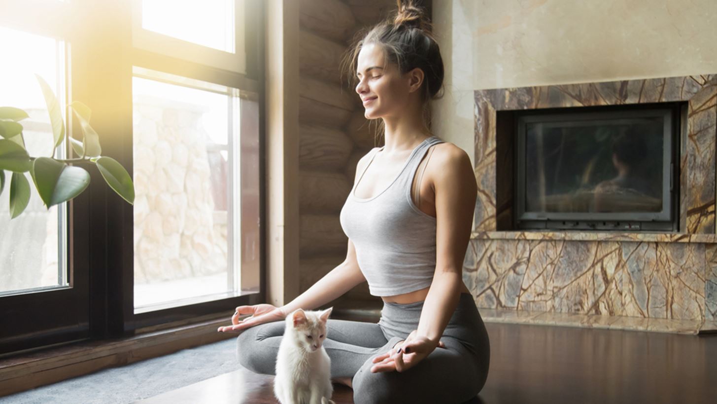 Δοκίμασε αυτό το yoga flow για να ξεκινήσεις δυνατά τη μέρα σου (ιδανική για κάθε επίπεδο!)