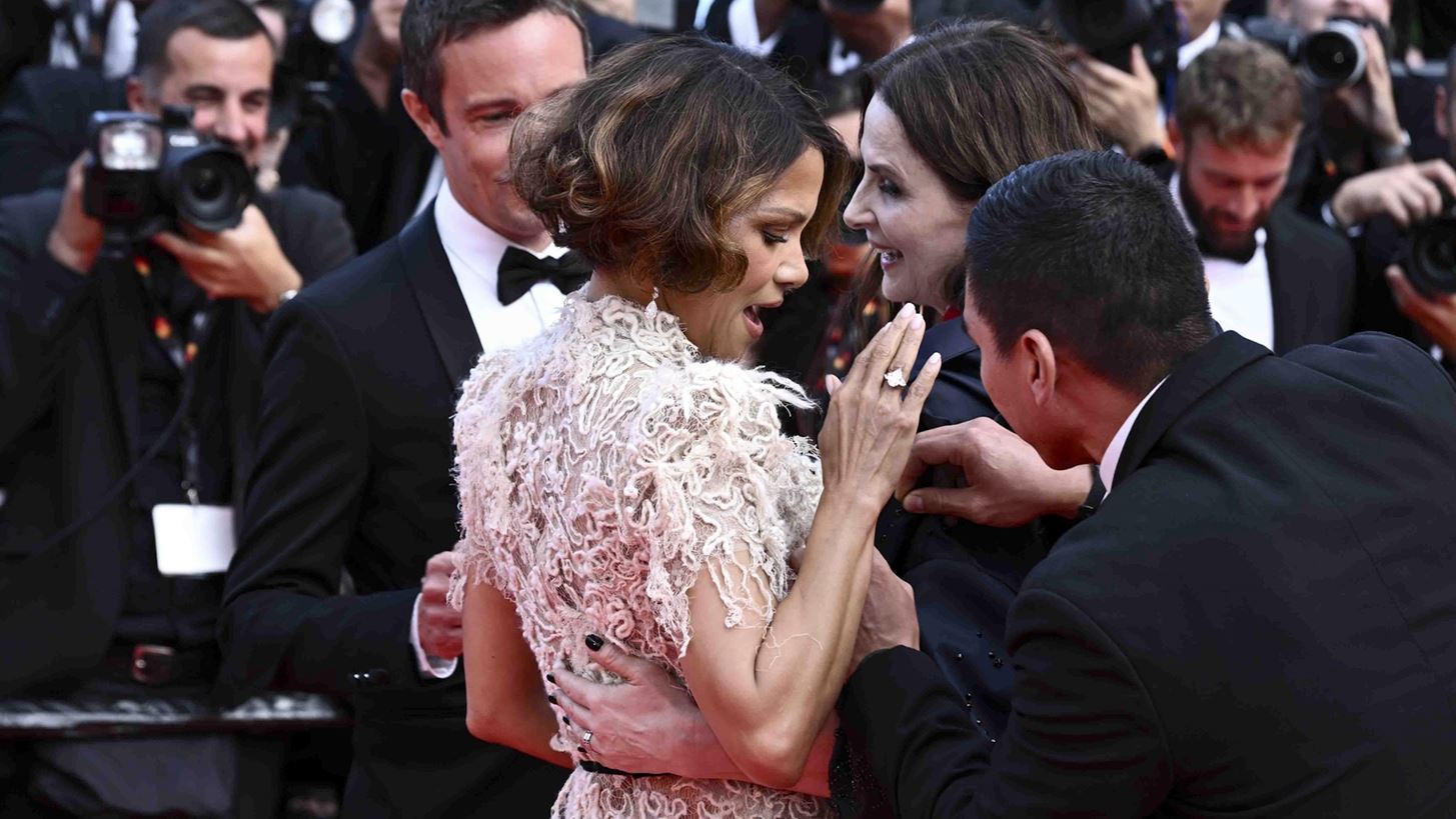 Halle Berry | To &#x3C3;&#x3AD;&#x3BE;&#x3B9; &#x3B1;&#x3C4;&#x3CD;&#x3C7;&#x3B7;&#x3BC;&#x3B1; &#x3C0;&#x3BF;&#x3C5; &#x3B5;&#x3AF;&#x3C7;&#x3B5; &#x3BC;&#x3B5; &#x3C4;&#x3BF; &#x3BC;&#x3B1;&#x3B3;&#x3B9;&#x3CC; &#x3C4;&#x3B7;&#x3C2; &#x3C3;&#x3B5; &#x3C3;&#x3BF;&#x3C5;&#x3AF;&#x3C4;&#x3B1; &#x3BE;&#x3B5;&#x3BD;&#x3BF;&#x3B4;&#x3BF;&#x3C7;&#x3B5;&#x3AF;&#x3BF;&#x3C5;