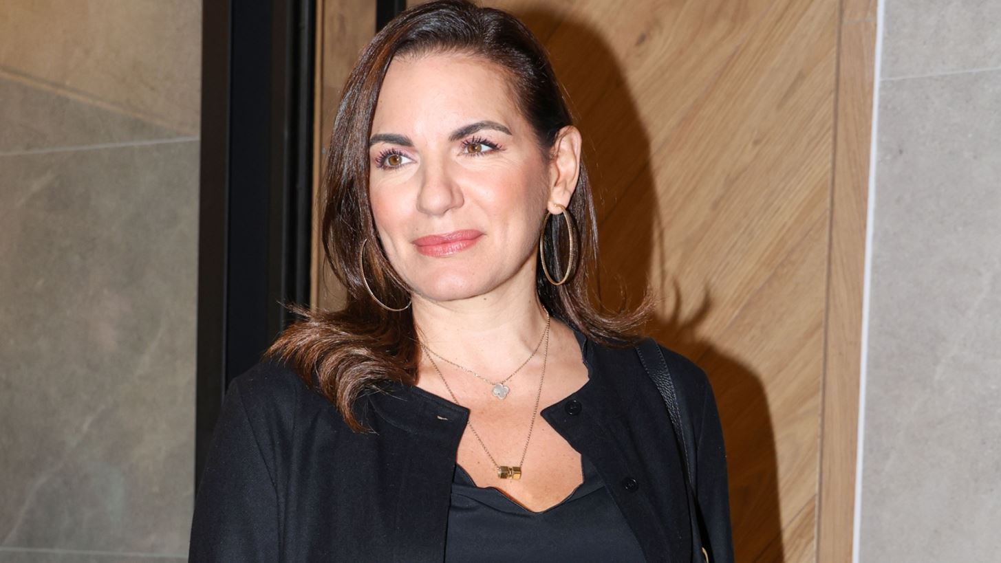 Η Όλγα Κεφαλογιάννη με γκρι σακάκι και τζιν παντελόνι σε βραδινή έξοδο