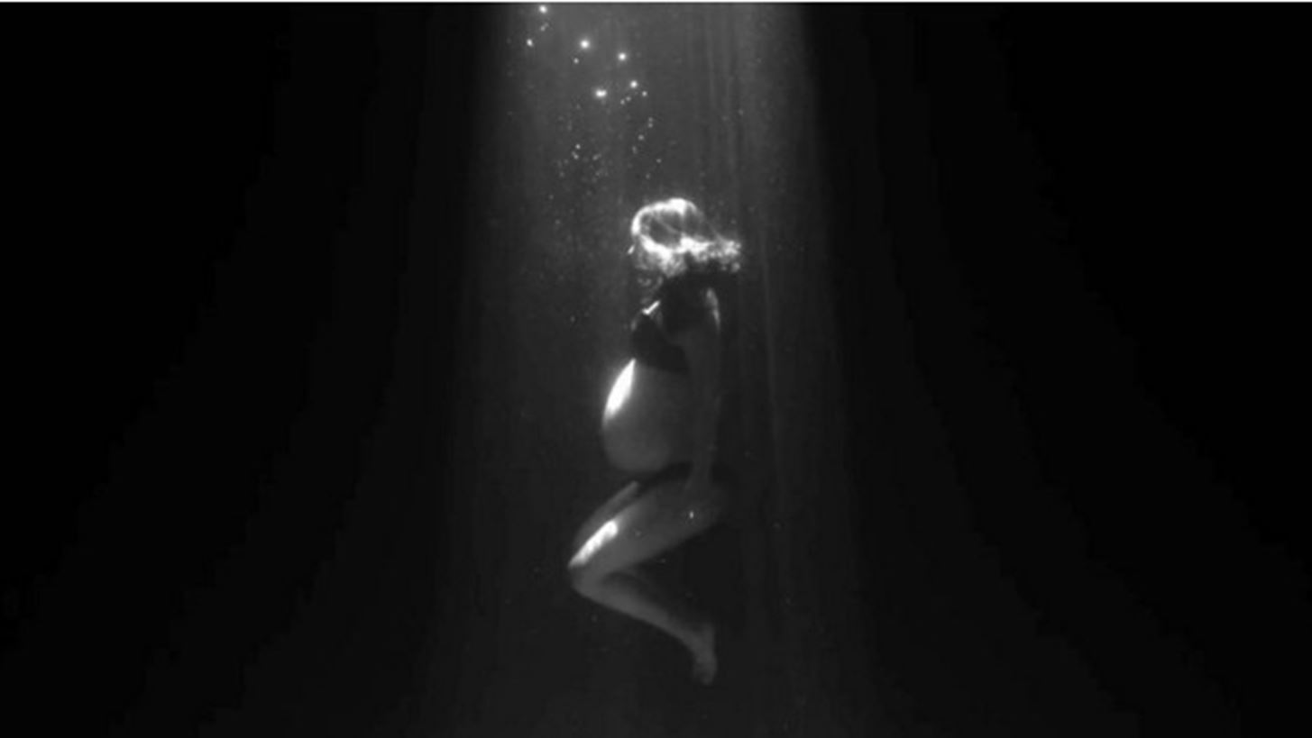 &#x397; Natalie Portman &#x3C3;&#x3B5; &#x3C0;&#x3C1;&#x3BF;&#x3C7;&#x3C9;&#x3C1;&#x3B7;&#x3BC;&#x3AD;&#x3BD;&#x3B7; &#x3B5;&#x3B3;&#x3BA;&#x3C5;&#x3BC;&#x3BF;&#x3C3;&#x3CD;&#x3BD;&#x3B7; &#x3C0;&#x3C1;&#x3C9;&#x3C4;&#x3B1;&#x3B3;&#x3C9;&#x3BD;&#x3B9;&#x3C3;&#x3C4;&#x3B5;&#x3AF; &#x3C3;&#x3B5; video clip &#x3C4;&#x3BF;&#x3C5; James Blake