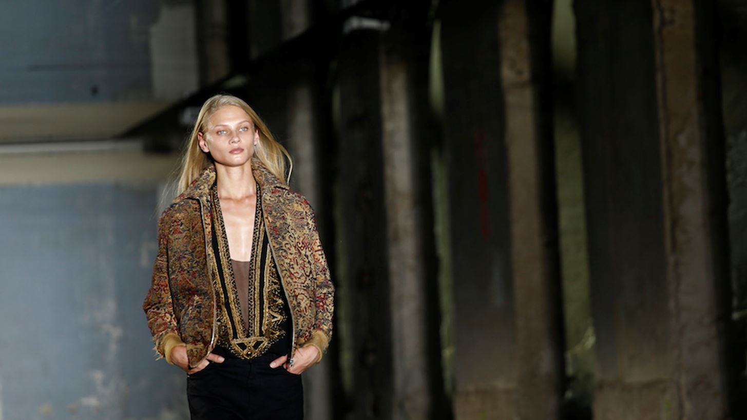 &#x39F; &#x3BF;&#x3AF;&#x3BA;&#x3BF;&#x3C2; Saint Laurent &#x3B5;&#x3C0;&#x3B5;&#x3BD;&#x3B4;&#x3CD;&#x3B5;&#x3B9; &#x3C3;&#x3C4;&#x3B7; &#x3BD;&#x3AD;&#x3B1; &#x3B3;&#x3B5;&#x3BD;&#x3B9;&#x3AC; &#x3C3;&#x3C7;&#x3B5;&#x3B4;&#x3B9;&#x3B1;&#x3C3;&#x3C4;&#x3CE;&#x3BD;