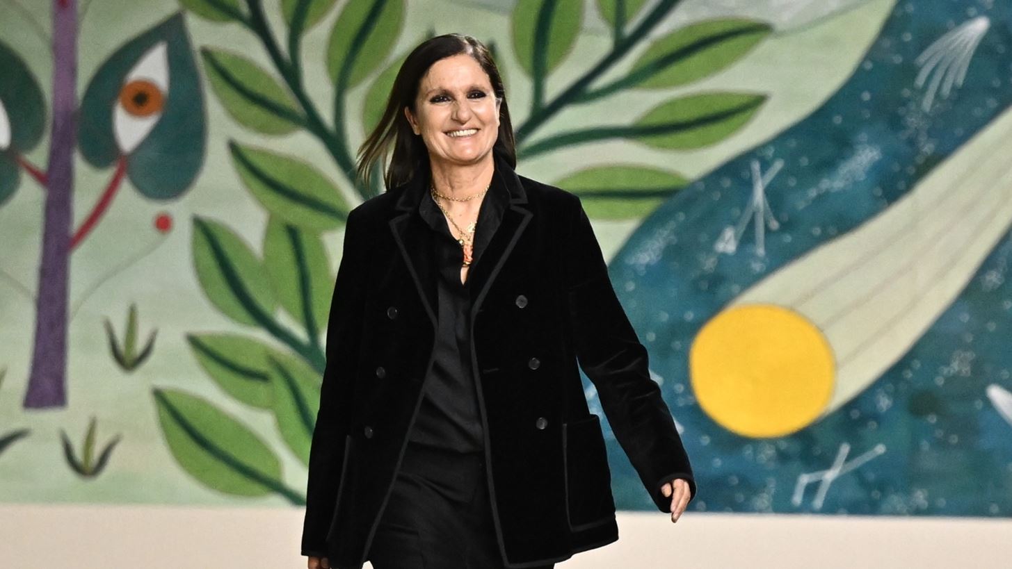 &#x397; Maria Grazia Chiuri &#x3B1;&#x3C0;&#x3BF;&#x3C7;&#x3C9;&#x3C1;&#x3B5;&#x3AF; &#x3B1;&#x3C0;&#x3CC; &#x3C4;&#x3BF;&#x3BD; &#x3BF;&#x3AF;&#x3BA;&#x3BF; Dior &#x3BC;&#x3B5;&#x3C4;&#x3AC; &#x3B1;&#x3C0;&#x3CC; &#x3B5;&#x3BD;&#x3BD;&#x3AD;&#x3B1; &#x3C7;&#x3C1;&#x3CC;&#x3BD;&#x3B9;&#x3B1;