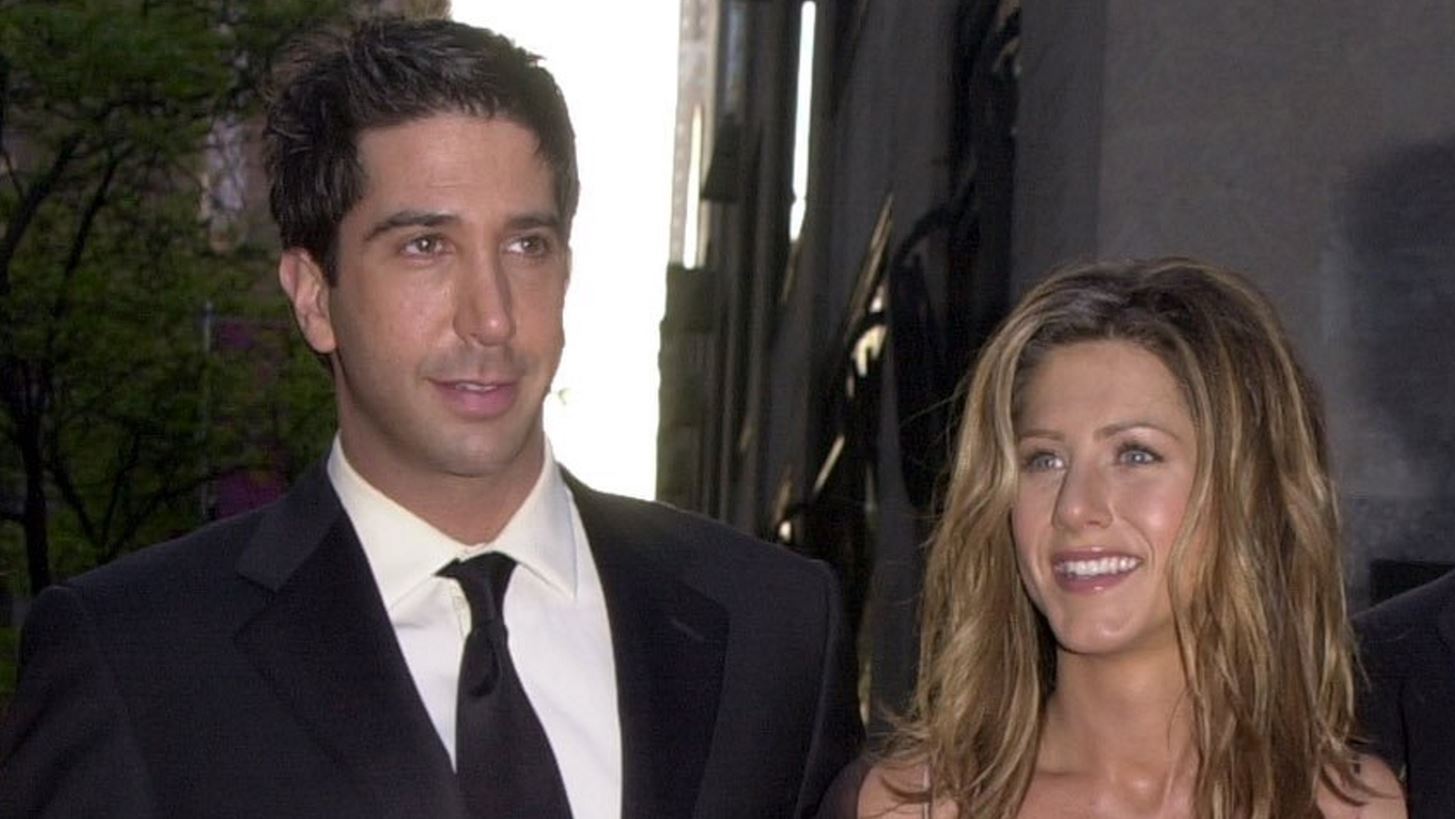 Jennifer Aniston - David Schwimmer | &#x39E;&#x3B1;&#x3BD;&#x3AC; &#x3BC;&#x3B1;&#x3B6;&#x3AF; &#x3C3;&#x3C4;&#x3B7; &#x3BC;&#x3B9;&#x3BA;&#x3C1;&#x3AE; &#x3BF;&#x3B8;&#x3CC;&#x3BD;&#x3B7;