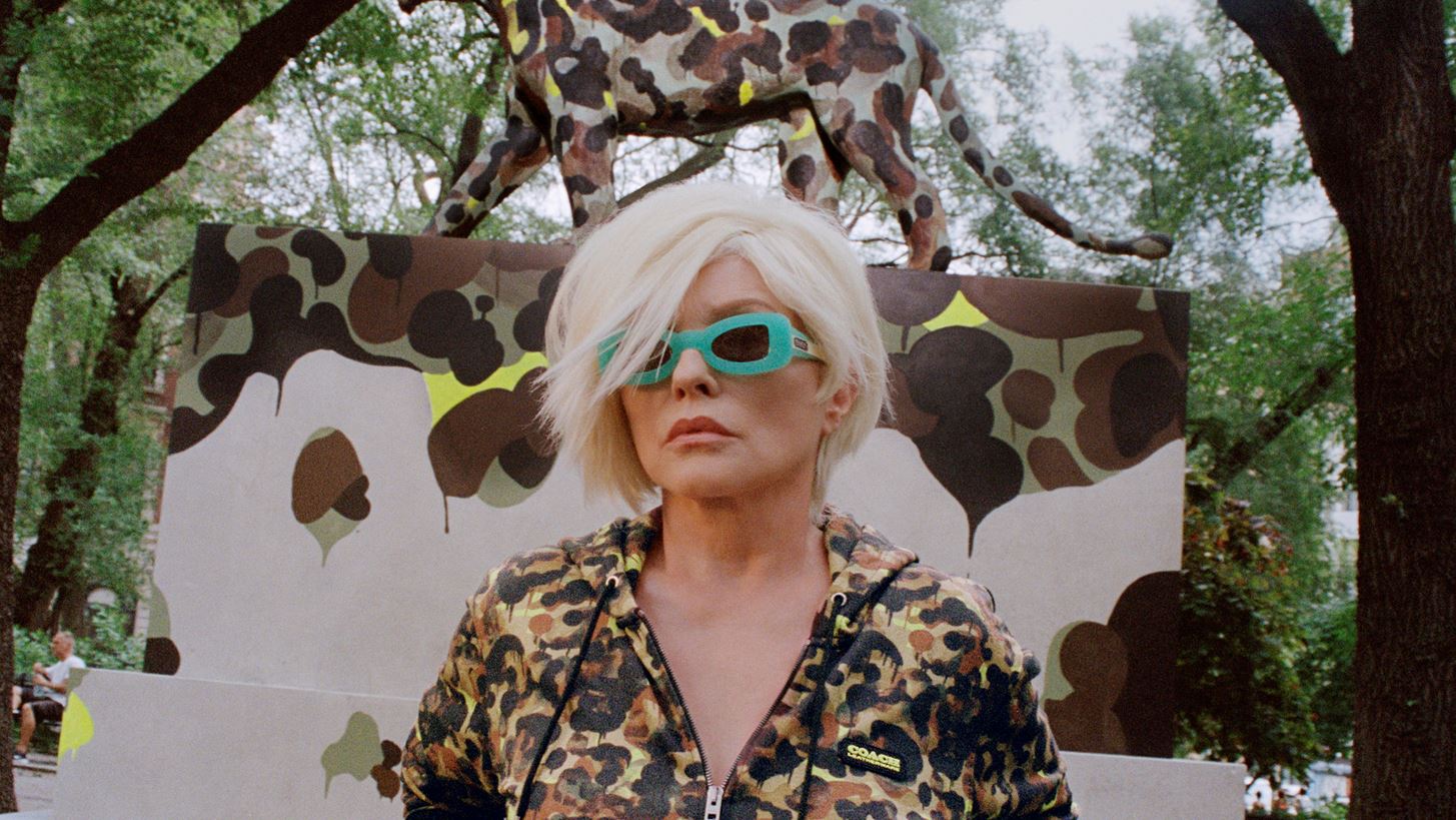 &#x397; &#x3B8;&#x3C1;&#x3C5;&#x3BB;&#x3B9;&#x3BA;&#x3AE; Debbie Harry &#x3C0;&#x3C1;&#x3C9;&#x3C4;&#x3B1;&#x3B3;&#x3C9;&#x3BD;&#x3B9;&#x3C3;&#x3C4;&#x3B5;&#x3AF; &#x3C3;&#x3C4;&#x3B7; &#x3BD;&#x3AD;&#x3B1; &#x3BA;&#x3B1;&#x3BC;&#x3C0;&#x3AC;&#x3BD;&#x3B9;&#x3B1; &#x3C4;&#x3B7;&#x3C2; Coach