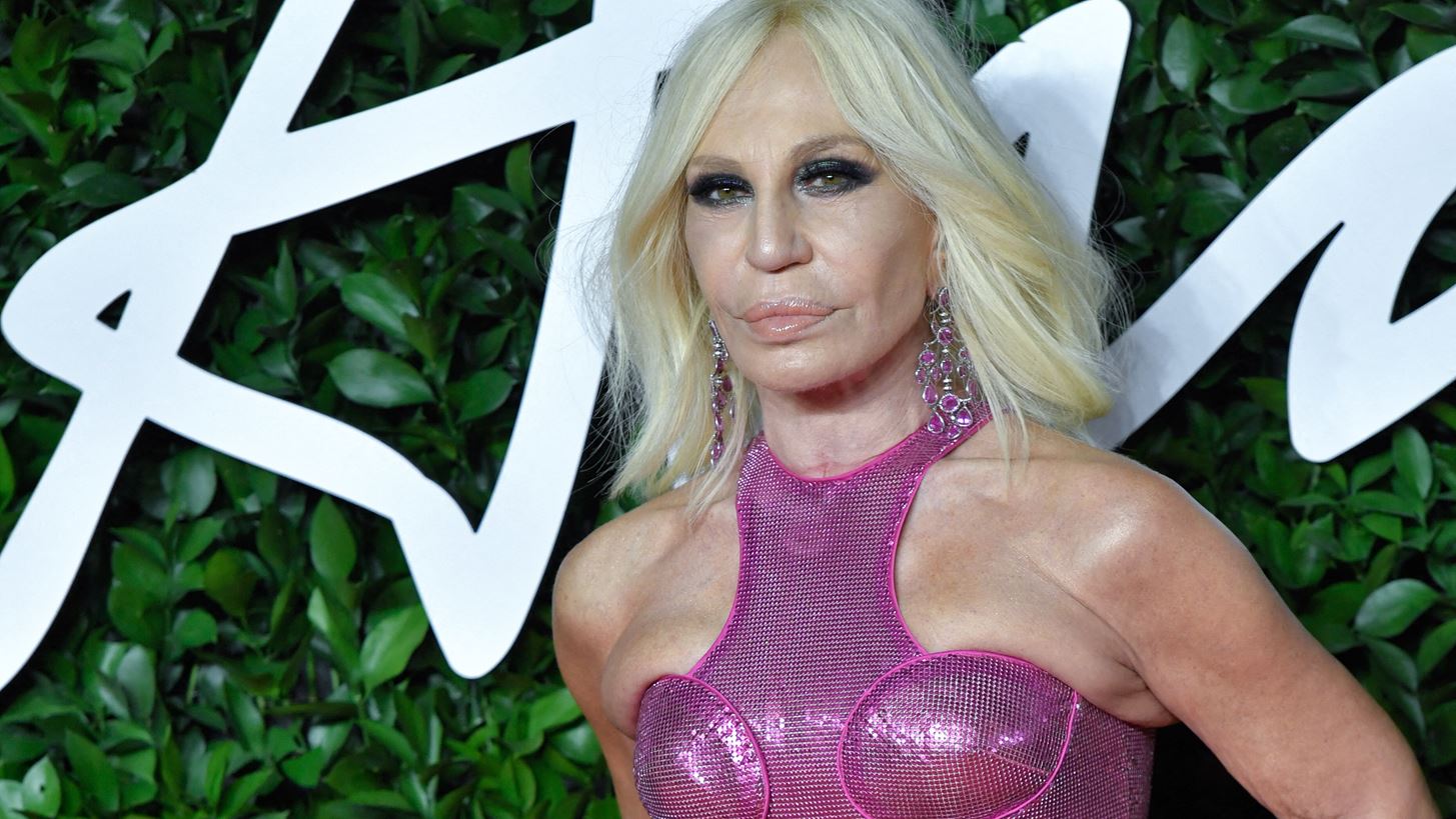 Donatella Versace: &quot;&#x39C;&#x3B9;&#x3B1; &#x3B1;&#x3BD;&#x3AC;&#x3C1;&#x3C4;&#x3B7;&#x3C3;&#x3B7;  &#x3C3;&#x3C4;&#x3BF; Instagram &#x3B4;&#x3B5;&#x3BD; &#x3B5;&#x3AF;&#x3BD;&#x3B1;&#x3B9; &#x3C0;&#x3BB;&#x3AD;&#x3BF;&#x3BD; &#x3B1;&#x3C1;&#x3BA;&#x3B5;&#x3C4;&#x3AE;, &#x3C7;&#x3C1;&#x3B5;&#x3B9;&#x3AC;&#x3B6;&#x3BF;&#x3BD;&#x3C4;&#x3B1;&#x3B9; &#x3C0;&#x3C1;&#x3AC;&#x3BE;&#x3B5;&#x3B9;&#x3C2;&quot;