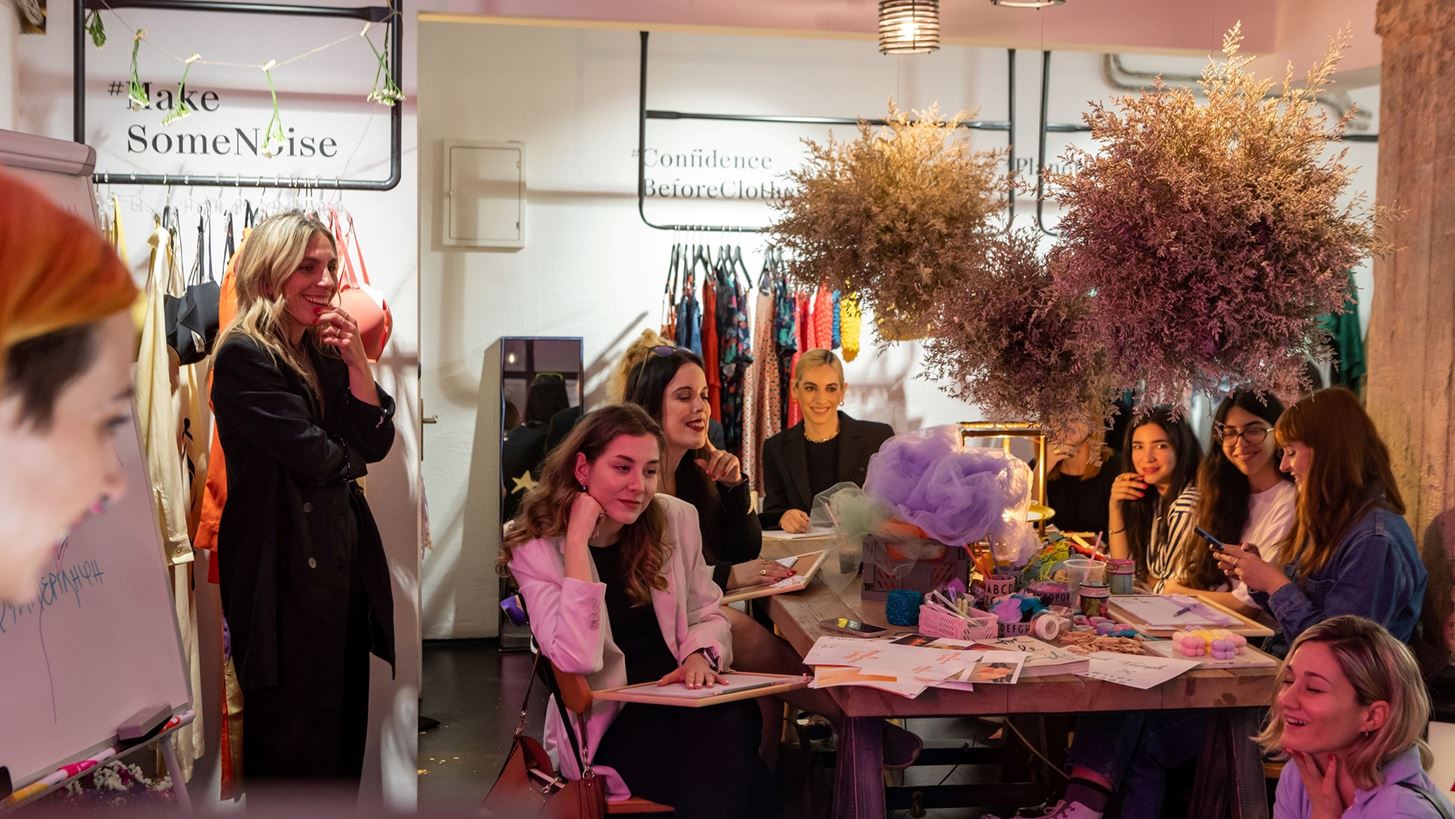 &quot;How do you feel?&quot; | &#x3A4;&#x3B1; fashion workshops &#x3B1;&#x3C0;&#x3CC; &#x3C4;&#x3B7;&#x3BD; Triumph &#x3BA;&#x3B1;&#x3B9; &#x3C4;&#x3B7;&#x3BD; &#x391;&#x3BD;&#x3BD;&#x3BF;&#x3CD;&#x3C3;&#x3B1; &#x39C;&#x3B5;&#x3BB;&#x3AC;