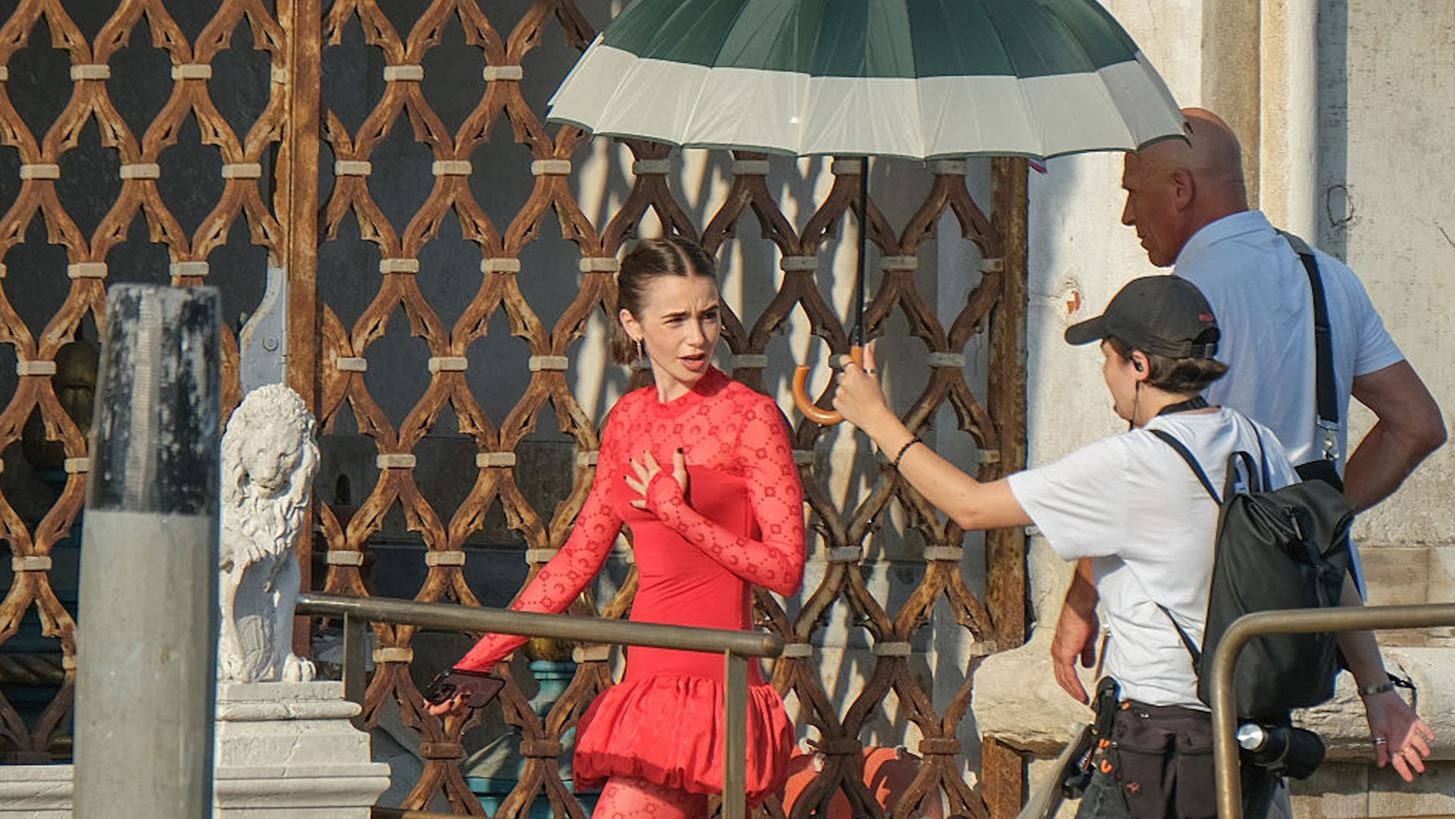 Emily in Athens | &#x397; &#x3BA;&#x3B1;&#x3BB;&#x3BF;&#x3BA;&#x3B1;&#x3B9;&#x3C1;&#x3B9;&#x3BD;&#x3AE; &#x3B5;&#x3BC;&#x3C6;&#x3AC;&#x3BD;&#x3B9;&#x3C3;&#x3B7; &#x3C4;&#x3B7;&#x3C2; Lily Collins &#x3BC;&#x3B5; &#x3C0;&#x3B1;&#x3C1;&#x3B5;&#x3CC; &#x3C3;&#x3C4;&#x3B7;&#x3BD; &#x395;&#x3BB;&#x3BB;&#x3AC;&#x3B4;&#x3B1;