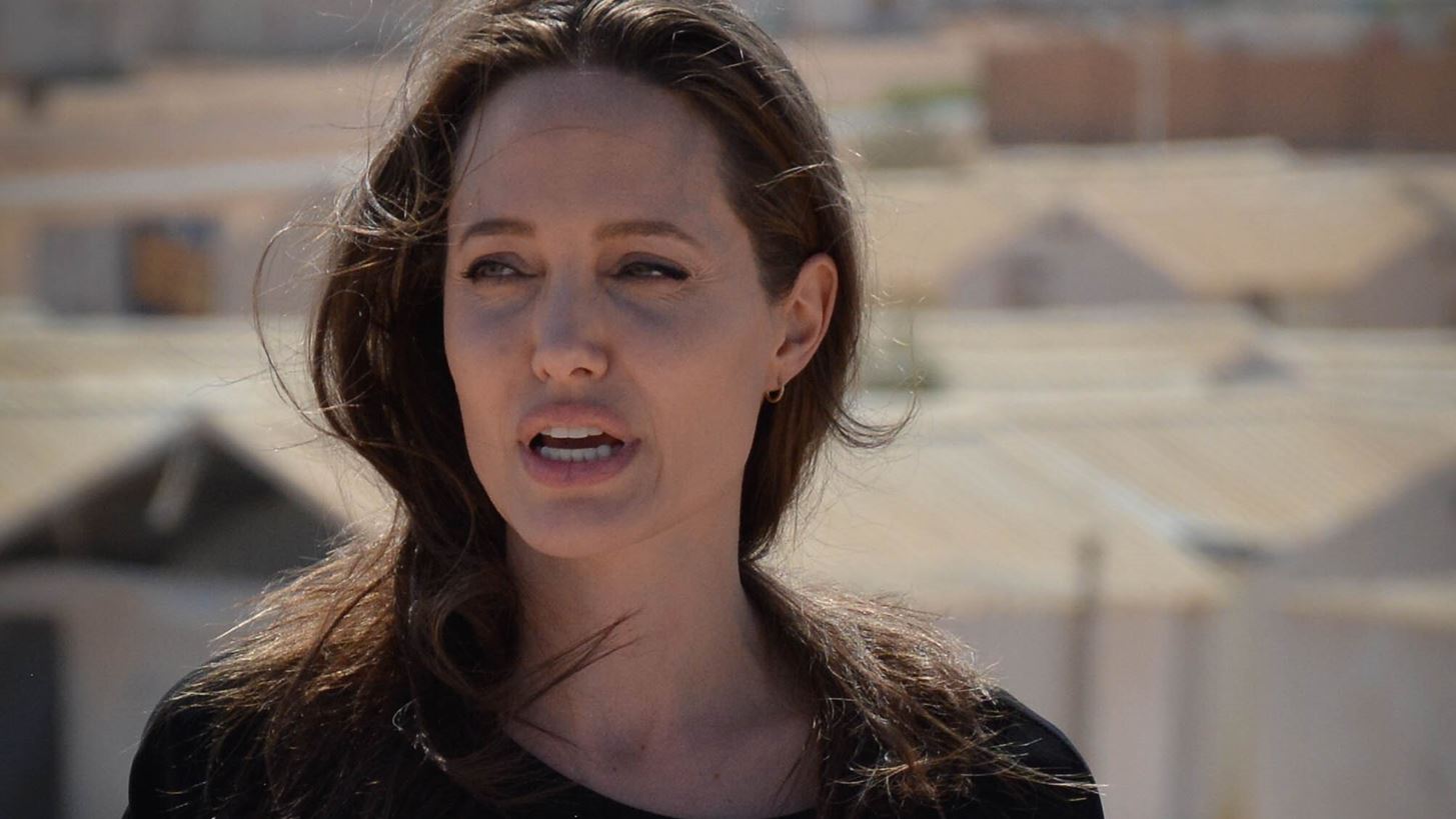 Angelina Jolie | &#x392;&#x3AF;&#x3BD;&#x3C4;&#x3B5;&#x3BF; &#x3C4;&#x3B7; &#x3B4;&#x3B5;&#x3AF;&#x3C7;&#x3BD;&#x3B5;&#x3B9; &#x3BD;&#x3B1; &#x3C6;&#x3C5;&#x3B3;&#x3B1;&#x3B4;&#x3B5;&#x3CD;&#x3B5;&#x3C4;&#x3B1;&#x3B9; &#x3C3;&#x3B5; &#x3B1;&#x3C3;&#x3C6;&#x3B1;&#x3BB;&#x3AD;&#x3C2; &#x3C3;&#x3B7;&#x3BC;&#x3B5;&#x3AF;&#x3BF; &#x3B5;&#x3BD;&#x3CE; &#x3B7;&#x3C7;&#x3BF;&#x3CD;&#x3BD; &#x3BF;&#x3B9; &#x3C3;&#x3B5;&#x3B9;&#x3C1;&#x3AE;&#x3BD;&#x3B5;&#x3C2; &#x3C3;&#x3C4;&#x3B7; &#x39B;&#x3B2;&#x3B9;&#x3B2;