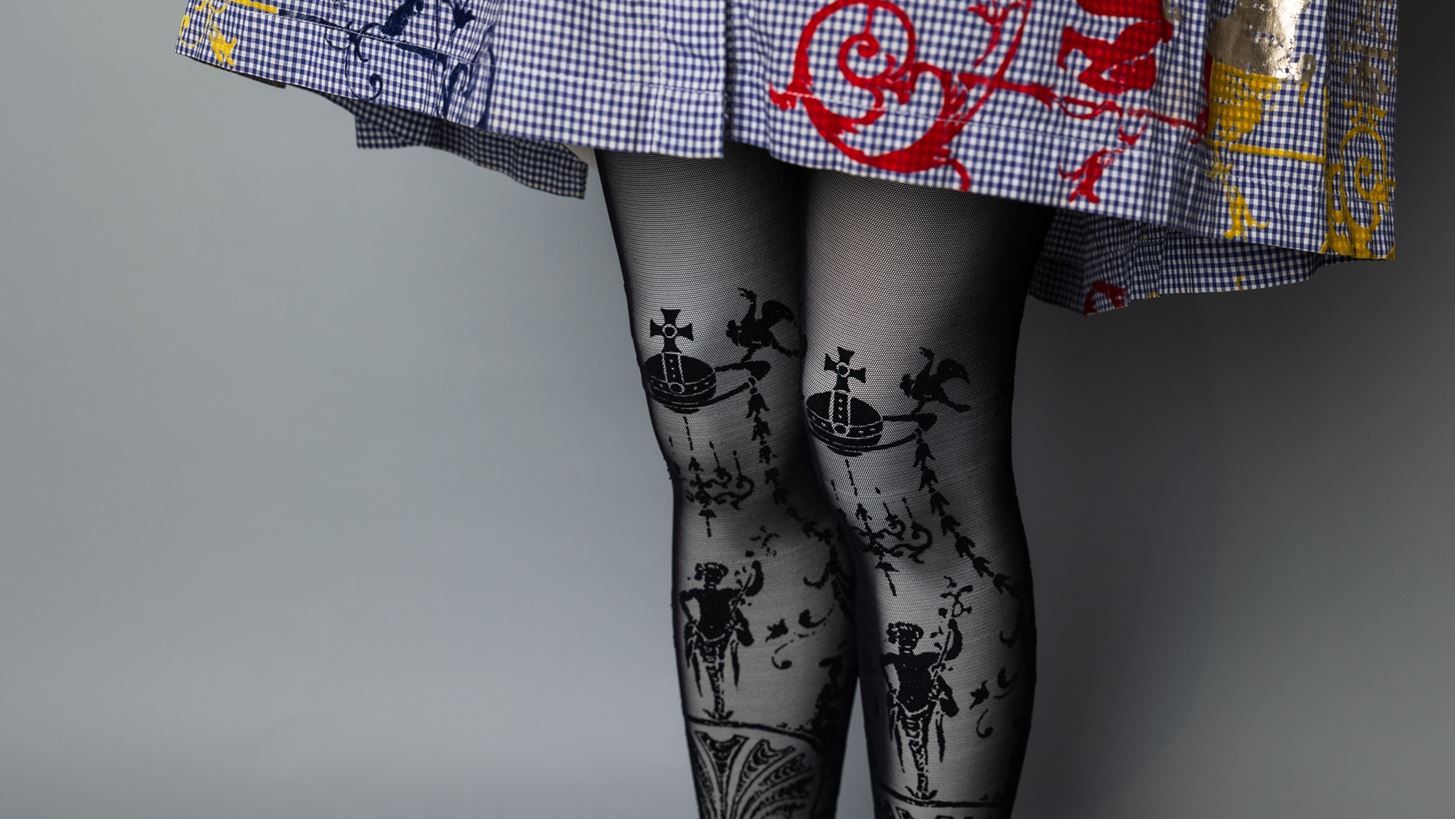 Framing Fashion: Art and Inspiration from a Private Collection of Vivienne Westwood | &#x39D;&#x3AD;&#x3B1; &#x3AD;&#x3BA;&#x3B8;&#x3B5;&#x3C3;&#x3B7; &#x3B3;&#x3B9;&#x3B1; &#x3C4;&#x3B7; &#x3C3;&#x3C0;&#x3BF;&#x3C5;&#x3B4;&#x3B1;&#x3AF;&#x3B1; &#x3B4;&#x3B7;&#x3BC;&#x3B9;&#x3BF;&#x3C5;&#x3C1;&#x3B3;&#x3CC;