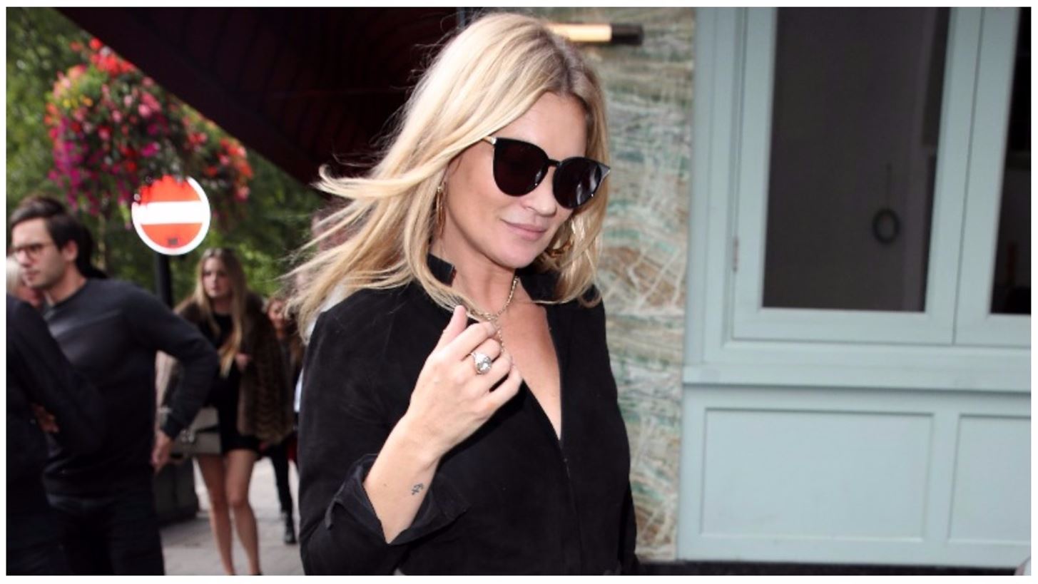 &#x397; Kate Moss &#x3C5;&#x3B9;&#x3BF;&#x3B8;&#x3B5;&#x3C4;&#x3B5;&#x3AF; &#x3C4;&#x3B7; micro-mini &#x3C4;&#x3AC;&#x3C3;&#x3B7; &#x3C3;&#x3C4;&#x3B9;&#x3C2; &#x3C4;&#x3C3;&#x3AC;&#x3BD;&#x3C4;&#x3B5;&#x3C2; &#x3BC;&#x3B5; &#x3C4;&#x3BF;&#x3BD; &#x3BA;&#x3B1;&#x3BB;&#x3CD;&#x3C4;&#x3B5;&#x3C1;&#x3BF; &#x3C4;&#x3C1;&#x3CC;&#x3C0;&#x3BF;