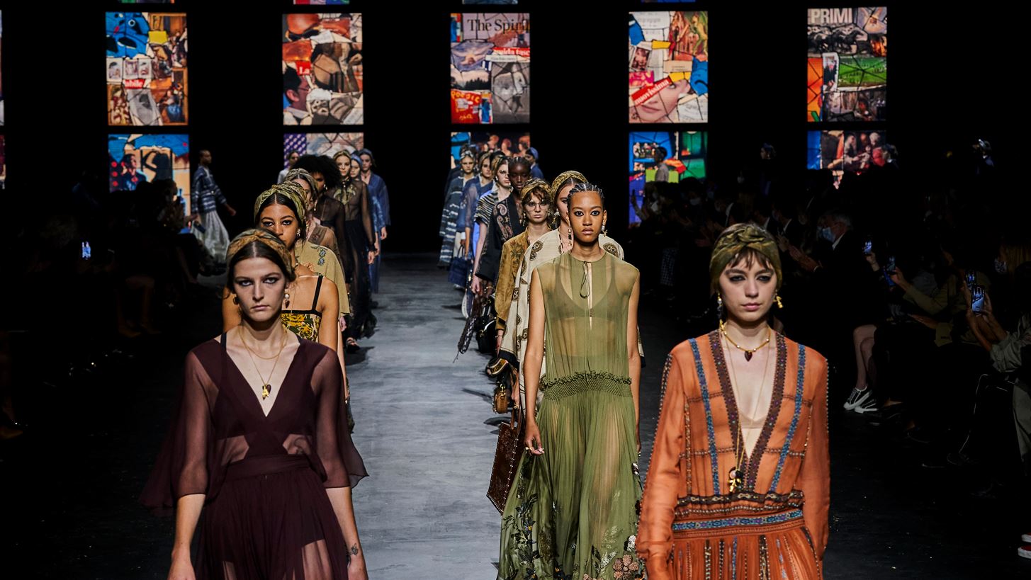 &#x397; Maria Grazia Chiuri &#x3C0;&#x3B1;&#x3C1;&#x3BF;&#x3C5;&#x3C3;&#x3AF;&#x3B1;&#x3C3;&#x3B5; &#x3C4;&#x3B7;&#x3BD; SS21 &#x3C3;&#x3C5;&#x3BB;&#x3BB;&#x3BF;&#x3B3;&#x3AE; &#x3C4;&#x3BF;&#x3C5; Dior &#x3C3;&#x3B5; &#x3AD;&#x3BD;&#x3B1; &#x3B1;&#x3C4;&#x3BC;&#x3BF;&#x3C3;&#x3C6;&#x3B1;&#x3B9;&#x3C1;&#x3B9;&#x3BA;&#x3CC; &#x3C3;&#x3BA;&#x3B7;&#x3BD;&#x3B9;&#x3BA;&#x3CC;