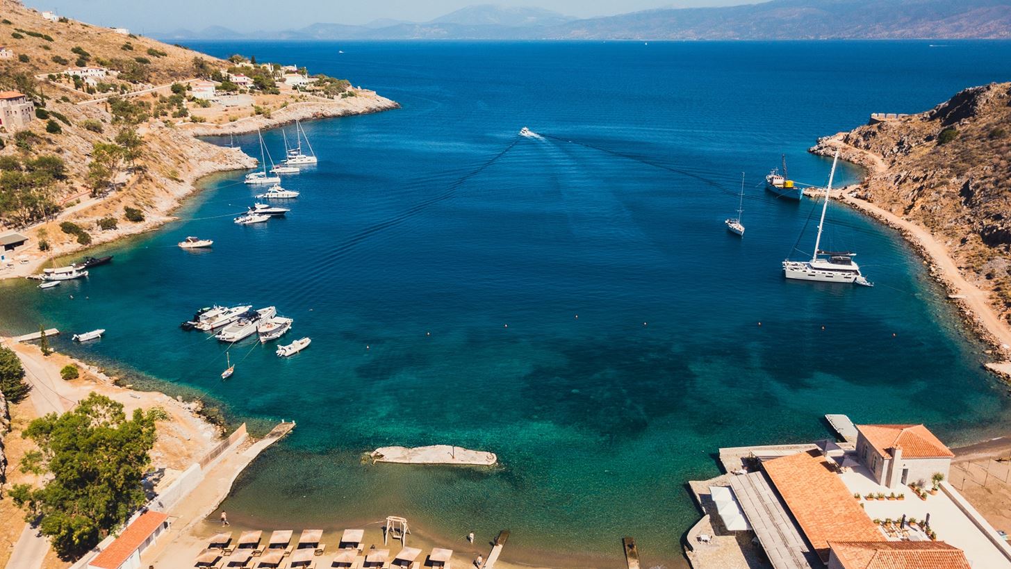 Grand Opening | T&#x3BF; &#x3BA;&#x3BF;&#x3C3;&#x3BC;&#x3BF;&#x3C0;&#x3BF;&#x3BB;&#x3AF;&#x3C4;&#x3B9;&#x3BA;&#x3BF; &#x3BD;&#x3B7;&#x3C3;&#x3AF; &#x3C4;&#x3B7;&#x3C2; &#x38E;&#x3B4;&#x3C1;&#x3B1;&#x3C2; &#x3B1;&#x3C0;&#x3BF;&#x3BA;&#x3C4;&#x3AC; &#x3AD;&#x3BD;&#x3B1; &#x3BD;&#x3AD;&#x3BF; &#x3C7;&#x3CE;&#x3C1;&#x3BF; &#x3C4;&#x3AD;&#x3C7;&#x3BD;&#x3B7;&#x3C2; &#x3C3;&#x3C4;&#x3BF; Mandraki Beach Resort