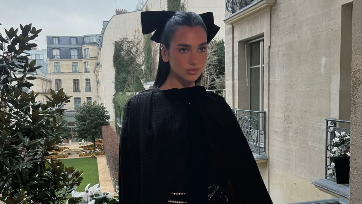 Dua Lipa | &#x397; chic &#x3B5;&#x3BC;&#x3C6;&#x3AC;&#x3BD;&#x3B9;&#x3C3;&#x3AE; &#x3C4;&#x3B7;&#x3C2; &#x3C3;&#x3C4;&#x3B7;&#x3BD; &#x3B5;&#x3C0;&#x3AF;&#x3B4;&#x3B5;&#x3B9;&#x3BE;&#x3B7; Chanel Haute Couture SS2025