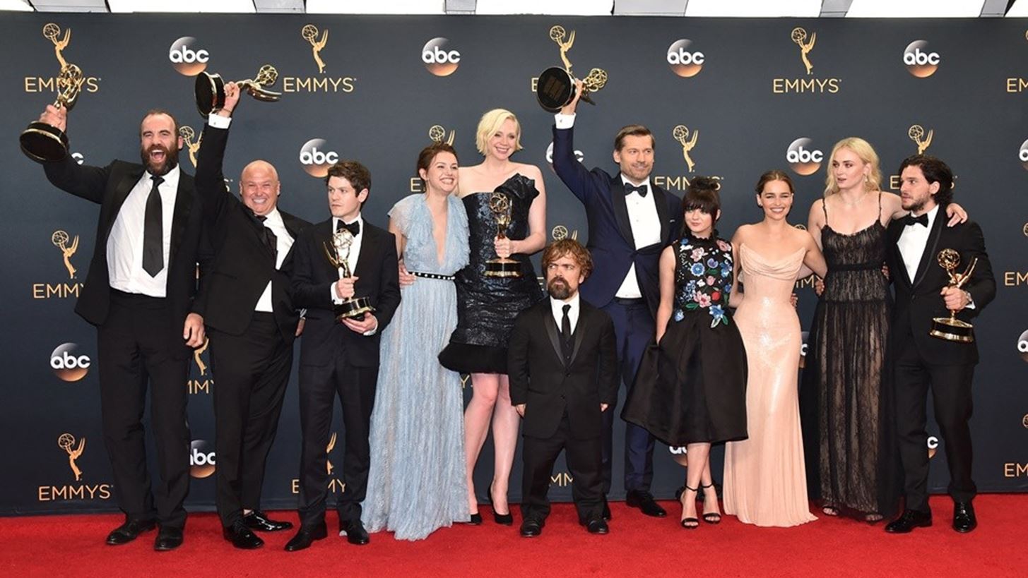 &#x3A4;&#x3BF; cast &#x3C4;&#x3BF;&#x3C5; Game of Thrones &#x3B1;&#x3BD;&#x3AC;&#x3BC;&#x3B5;&#x3C3;&#x3B1; &#x3C3;&#x3C4;&#x3BF;&#x3C5;&#x3C2; &#x3C0;&#x3B1;&#x3C1;&#x3BF;&#x3C5;&#x3C3;&#x3B9;&#x3B1;&#x3C3;&#x3C4;&#x3AD;&#x3C2; &#x3C4;&#x3C9;&#x3BD; Emmys 2019