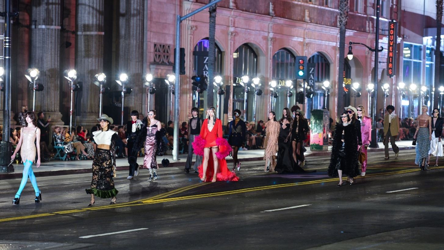 Gucci Love Parade | H &#x3C3;&#x3C5;&#x3BB;&#x3BB;&#x3BF;&#x3B3;&#x3AE; &#x3C0;&#x3BF;&#x3C5; &#x3B1;&#x3BD;&#x3B1;&#x3B4;&#x3B7;&#x3BC;&#x3B9;&#x3BF;&#x3C5;&#x3C1;&#x3B3;&#x3B5;&#x3AF; &#x3C4;&#x3BF;&#x3BD; &#x3BC;&#x3B1;&#x3B3;&#x3B9;&#x3BA;&#x3CC; &#x3BC;&#x3CD;&#x3B8;&#x3BF; &#x3C4;&#x3BF;&#x3C5; Hollywood