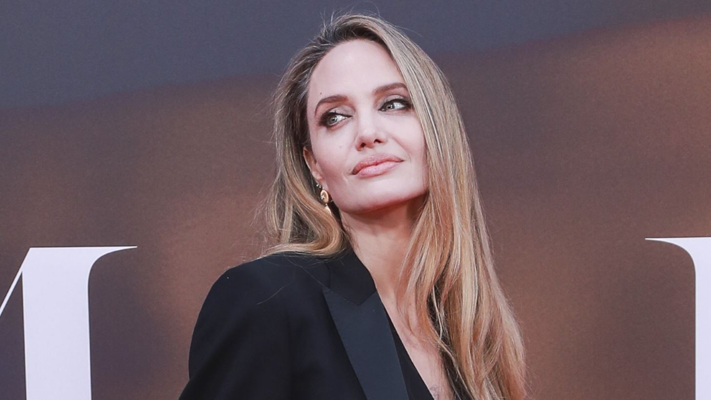 Angelina Jolie | &#x397; &#x3C3;&#x3B7;&#x3BC;&#x3B1;&#x3BD;&#x3C4;&#x3B9;&#x3BA;&#x3AE; &#x3B4;&#x3B9;&#x3B1;&#x3C6;&#x3BF;&#x3C1;&#x3AC; &#x3C0;&#x3BF;&#x3C5; &#x3AD;&#x3C7;&#x3BF;&#x3C5;&#x3BD; &#x3C4;&#x3B1; &#x3C0;&#x3B1;&#x3B9;&#x3B4;&#x3B9;&#x3AC; &#x3C4;&#x3B7;&#x3C2; &#x3C3;&#x3B5; &#x3C3;&#x3C7;&#x3AD;&#x3C3;&#x3B7; &#x3BC;&#x3B5; &#x3B5;&#x3BA;&#x3B5;&#x3AF;&#x3BD;&#x3B7; &#x3BA;&#x3B1;&#x3B9; &#x3C4;&#x3BF;&#x3BD; Brad Pitt