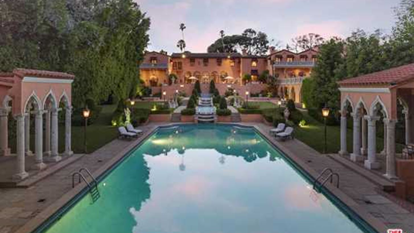 &#x3A0;&#x3C9;&#x3BB;&#x3B5;&#x3AF;&#x3C4;&#x3B1;&#x3B9; &#x3B7; &#x3C0;&#x3BF;&#x3BB;&#x3C5;&#x3C4;&#x3B5;&#x3BB;&#x3AE;&#x3C2; &#x3AD;&#x3C0;&#x3B1;&#x3C5;&#x3BB;&#x3B7; &#x3CC;&#x3C0;&#x3BF;&#x3C5; &#x3C0;&#x3AD;&#x3C1;&#x3B1;&#x3C3;&#x3B1;&#x3BD; &#x3BF; JFK &#x3BA;&#x3B1;&#x3B9; &#x3B7; Jackie O &#x3C4;&#x3BF;&#x3BD; &#x3BC;&#x3AE;&#x3BD;&#x3B1; &#x3C4;&#x3BF;&#x3C5; &#x3BC;&#x3AD;&#x3BB;&#x3B9;&#x3C4;&#x3BF;&#x3C2;