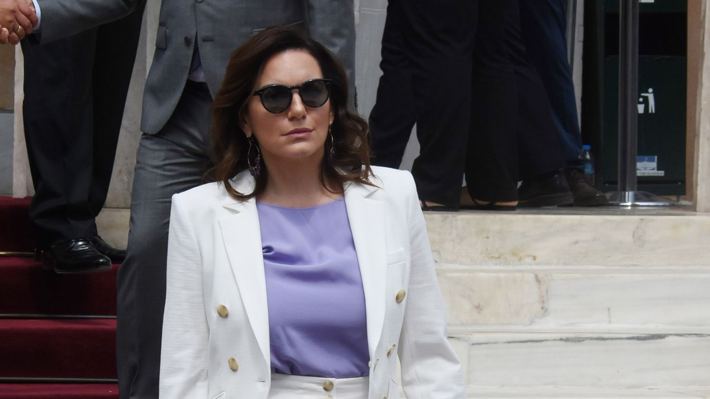 &#x3A4;&#x3BF; business look &#x3C4;&#x3B7;&#x3C2; &#x38C;&#x3BB;&#x3B3;&#x3B1;&#x3C2; &#x39A;&#x3B5;&#x3C6;&#x3B1;&#x3BB;&#x3BF;&#x3B3;&#x3B9;&#x3AC;&#x3BD;&#x3BD;&#x3B7; &#x3BC;&#x3B5; &#x3BB;&#x3B5;&#x3C5;&#x3BA;&#x3CC; &#x3BA;&#x3BF;&#x3C3;&#x3C4;&#x3BF;&#x3CD;&#x3BC;&#x3B9;