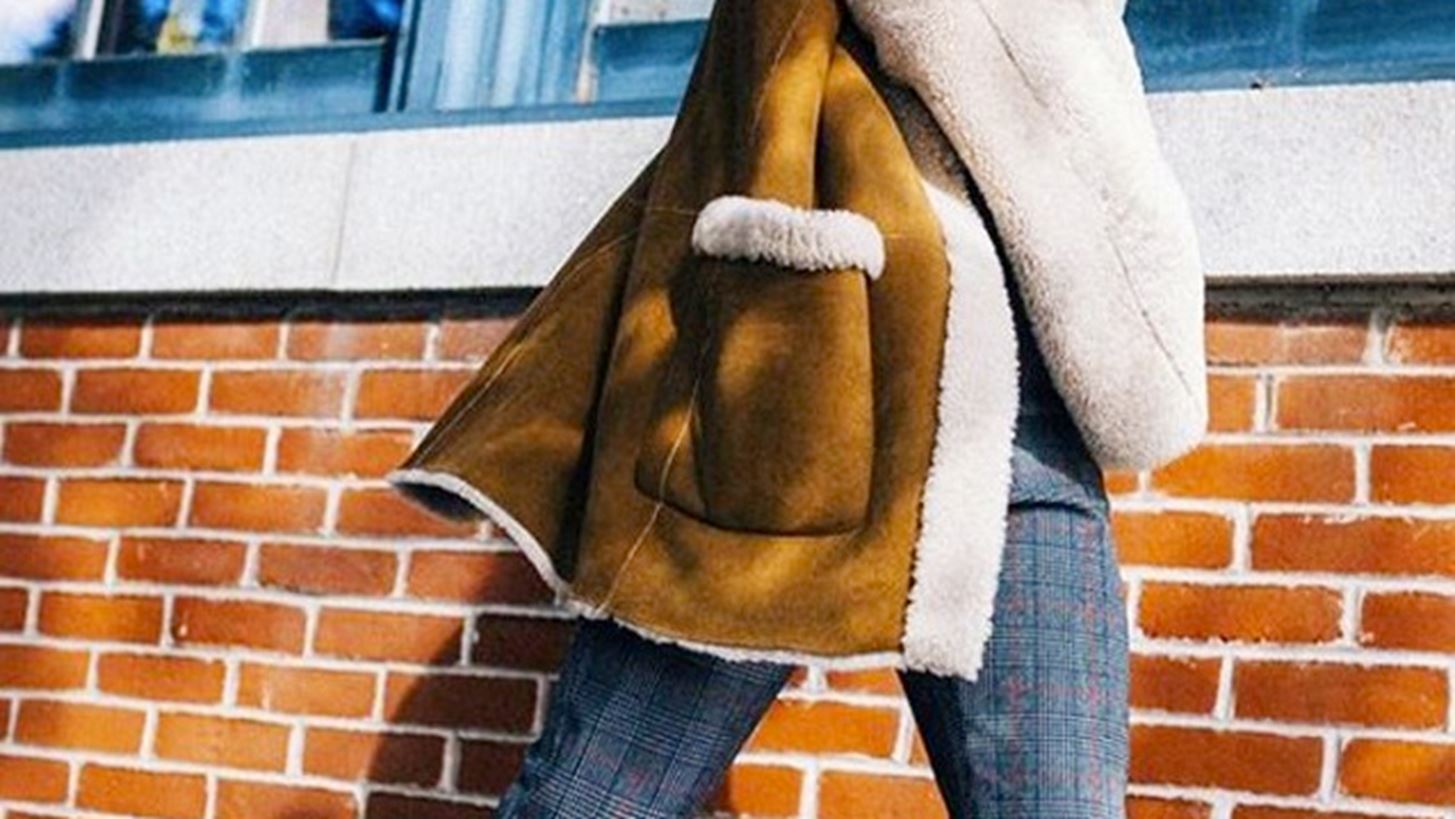 Αυτή η απόχρωση είναι η "απάντηση" στα λευκά sneakers