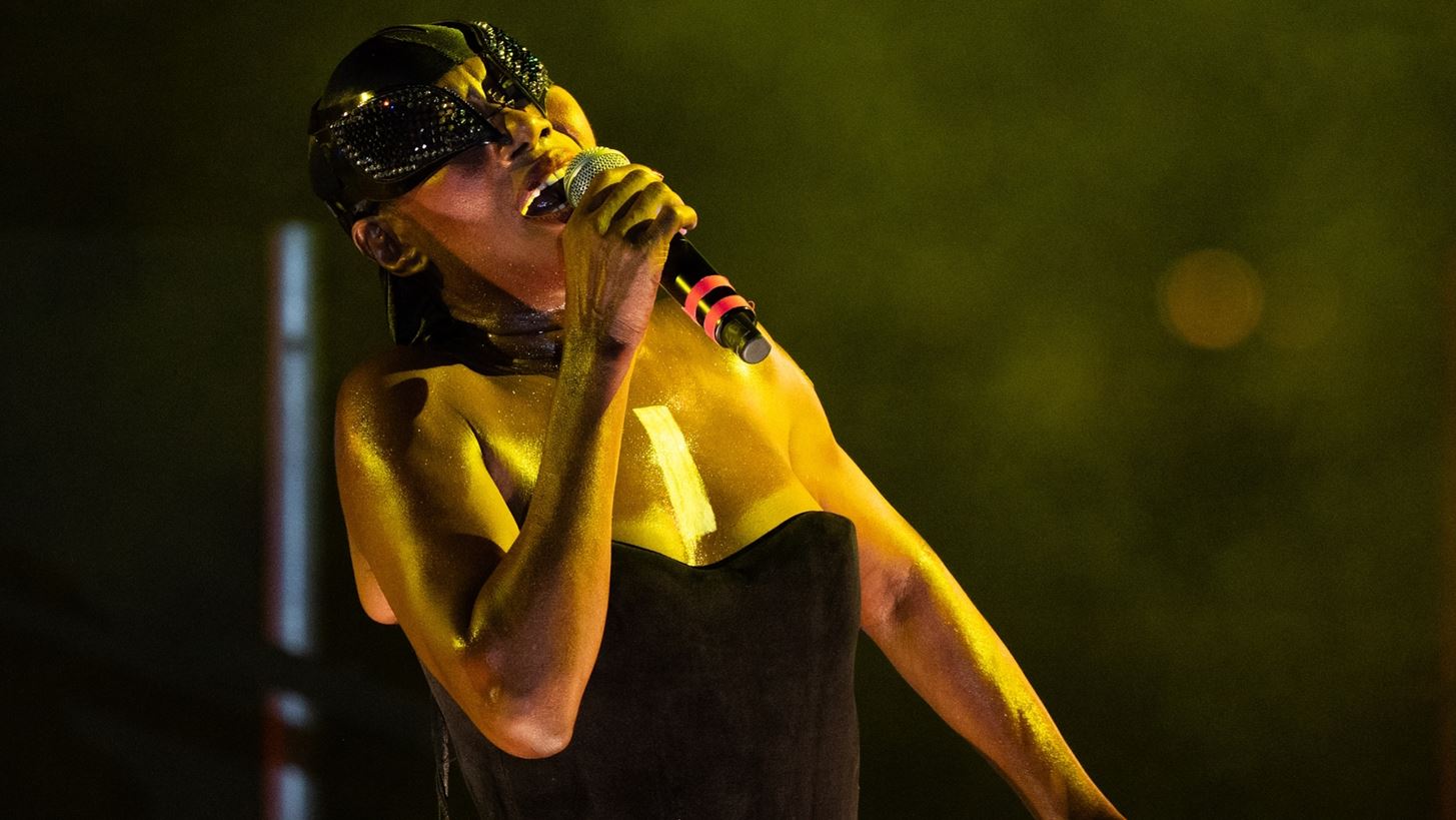 Η ιέρεια της παγκόσμιας σκηνής Grace Jones μάγεψε το κοινό στον Λόφο της Σάνης